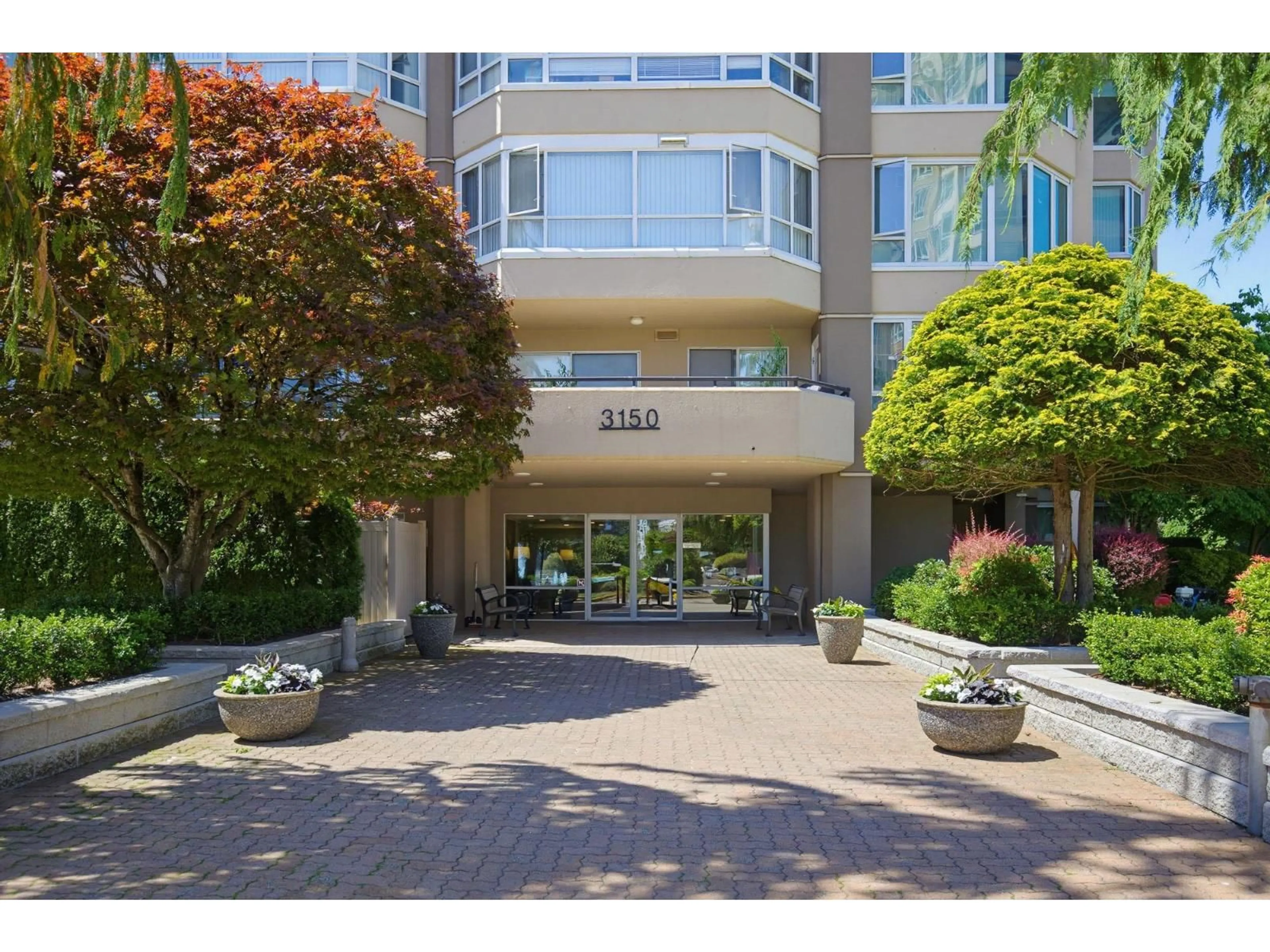 Indoor foyer for 1602 - 3150 GLADWIN ROAD, Abbotsford British Columbia V2T5S9