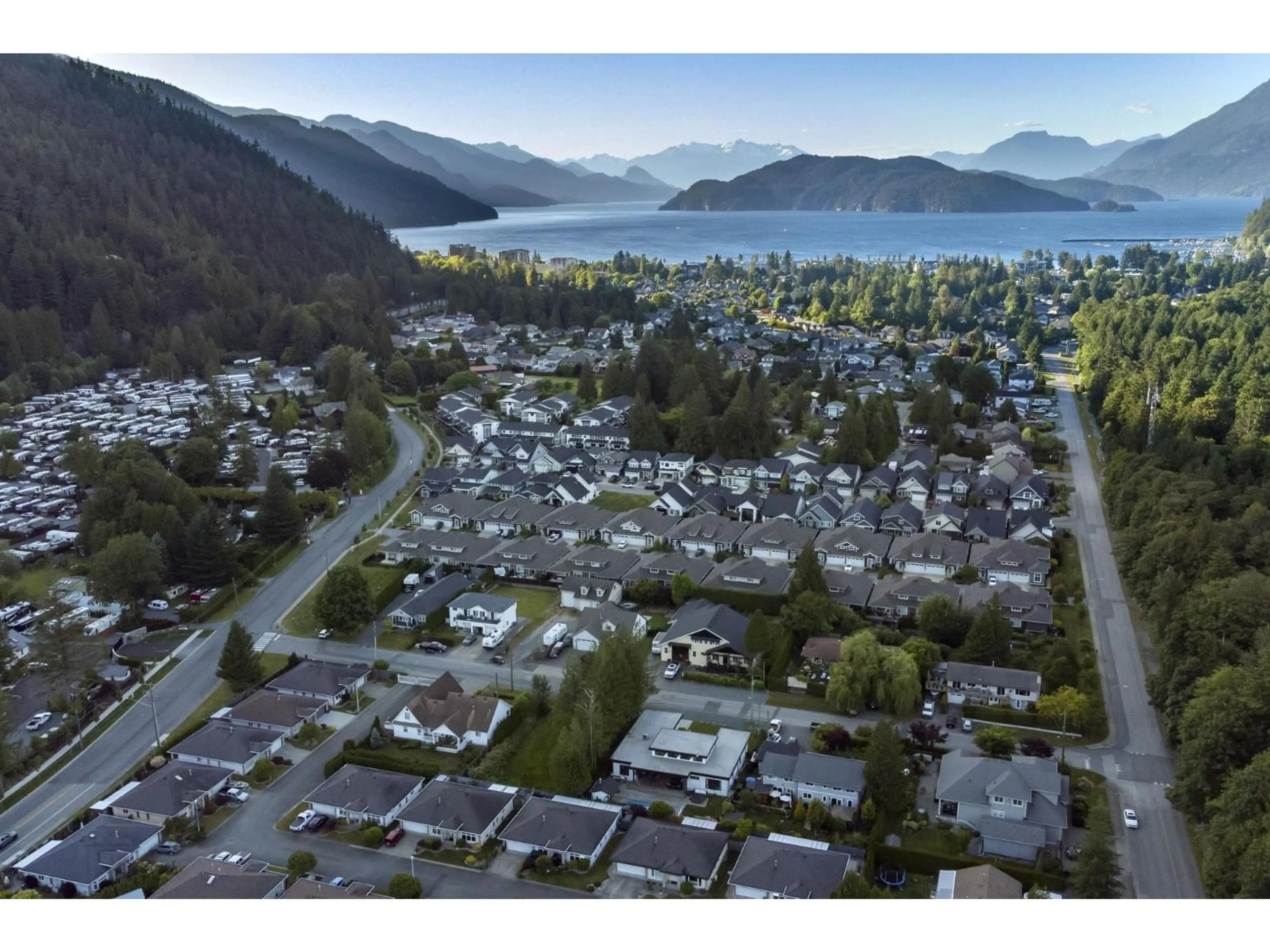 A pic from outside/outdoor area/front of a property/back of a property/a pic from drone, mountain view for 464 ALDER AVENUE, Harrison Hot Springs British Columbia V0M1K0