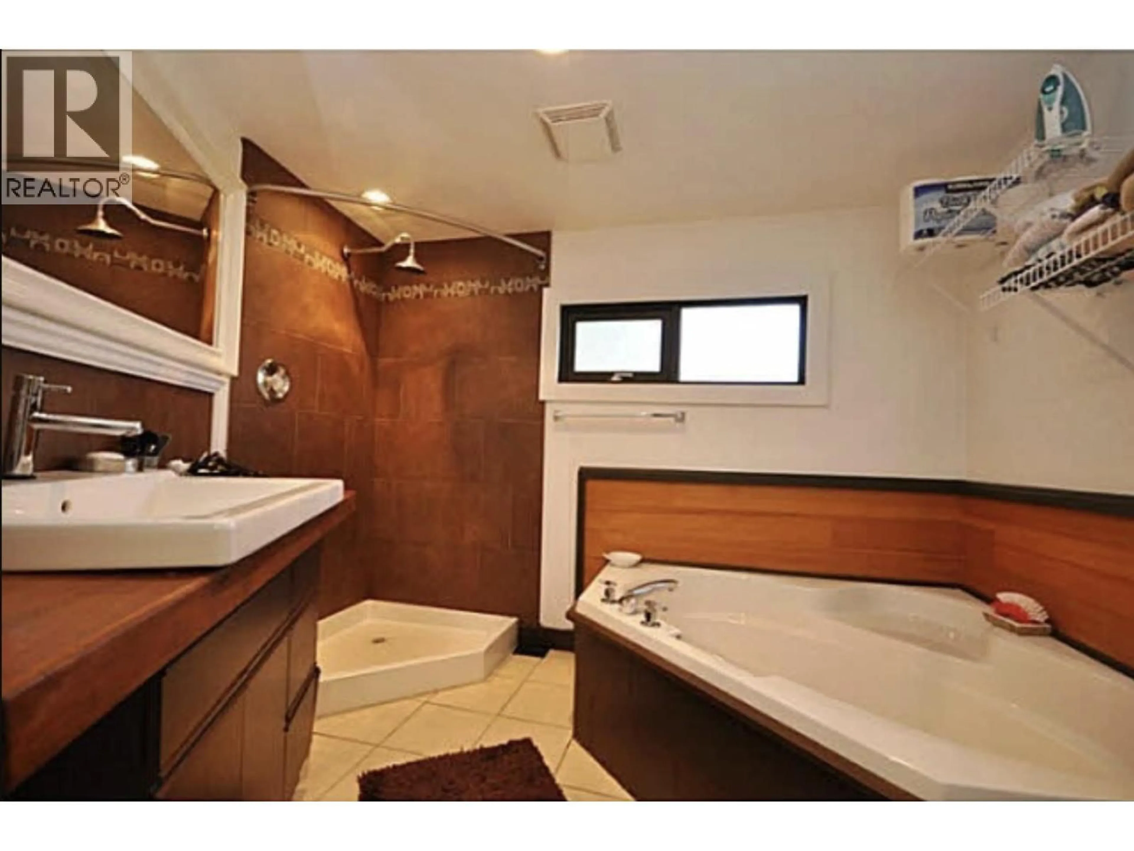 Contemporary bathroom, ceramic/tile floor for 937 UNDERHILL DRIVE, Delta British Columbia V4M2V4