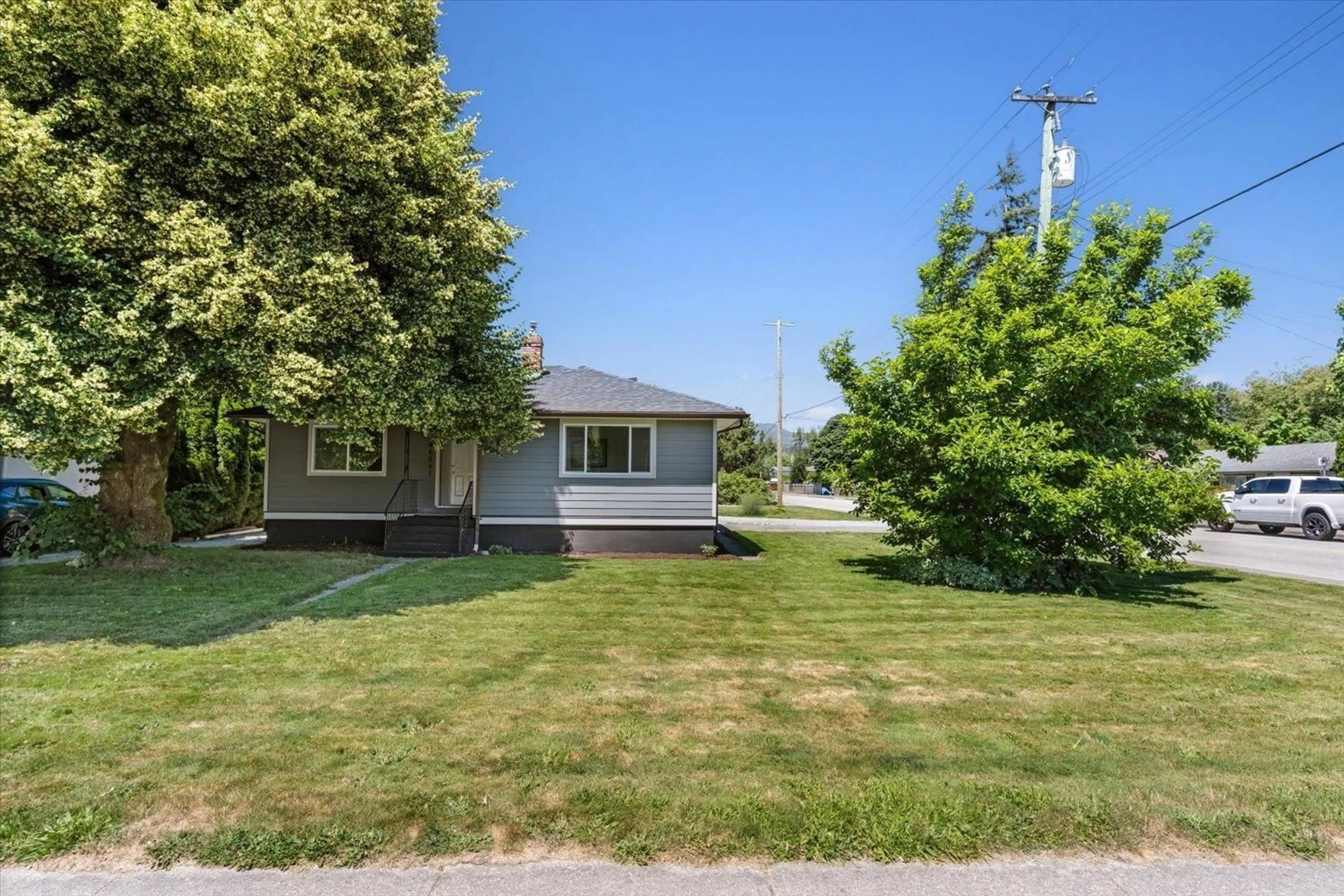 A pic from outside/outdoor area/front of a property/back of a property/a pic from drone, street for 46591 PORTAGE AVENUE, Chilliwack British Columbia V2P3G3