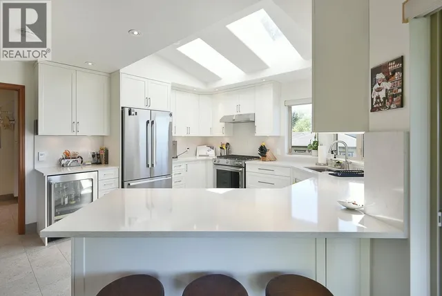 377 HARRY ROAD, Gibsons 5