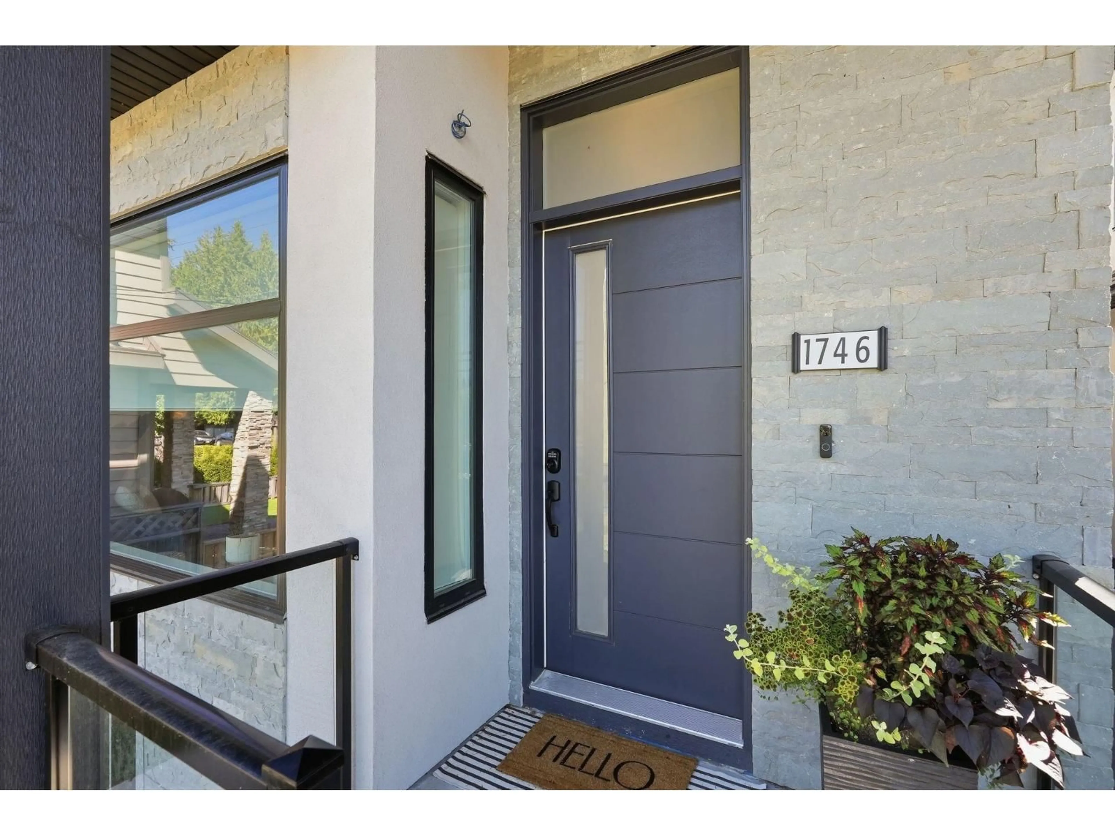 Indoor entryway for 1746 140 STREET, Surrey British Columbia V4A4G9