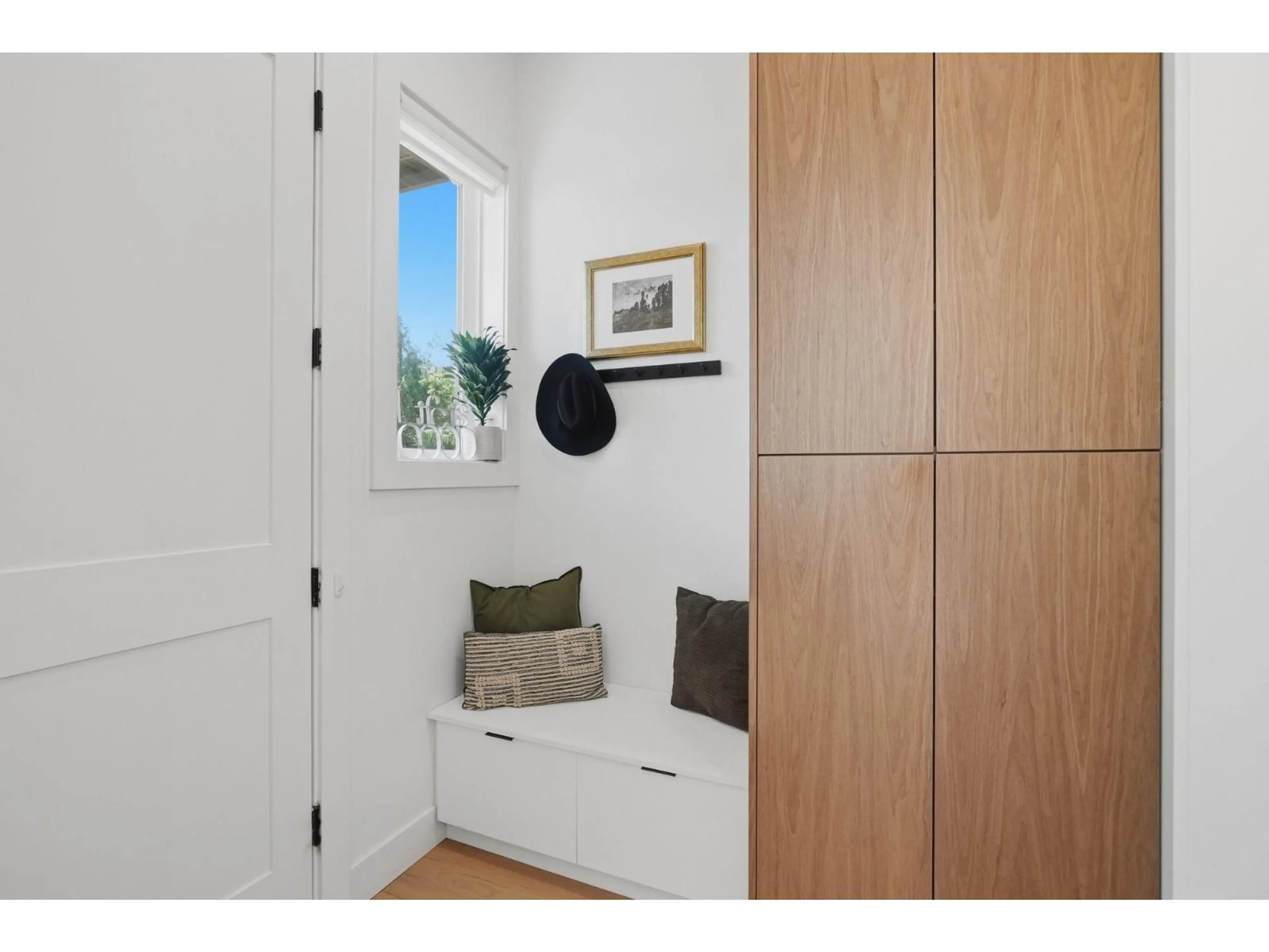 Indoor entryway for 1746 140 STREET, Surrey British Columbia V4A4G9