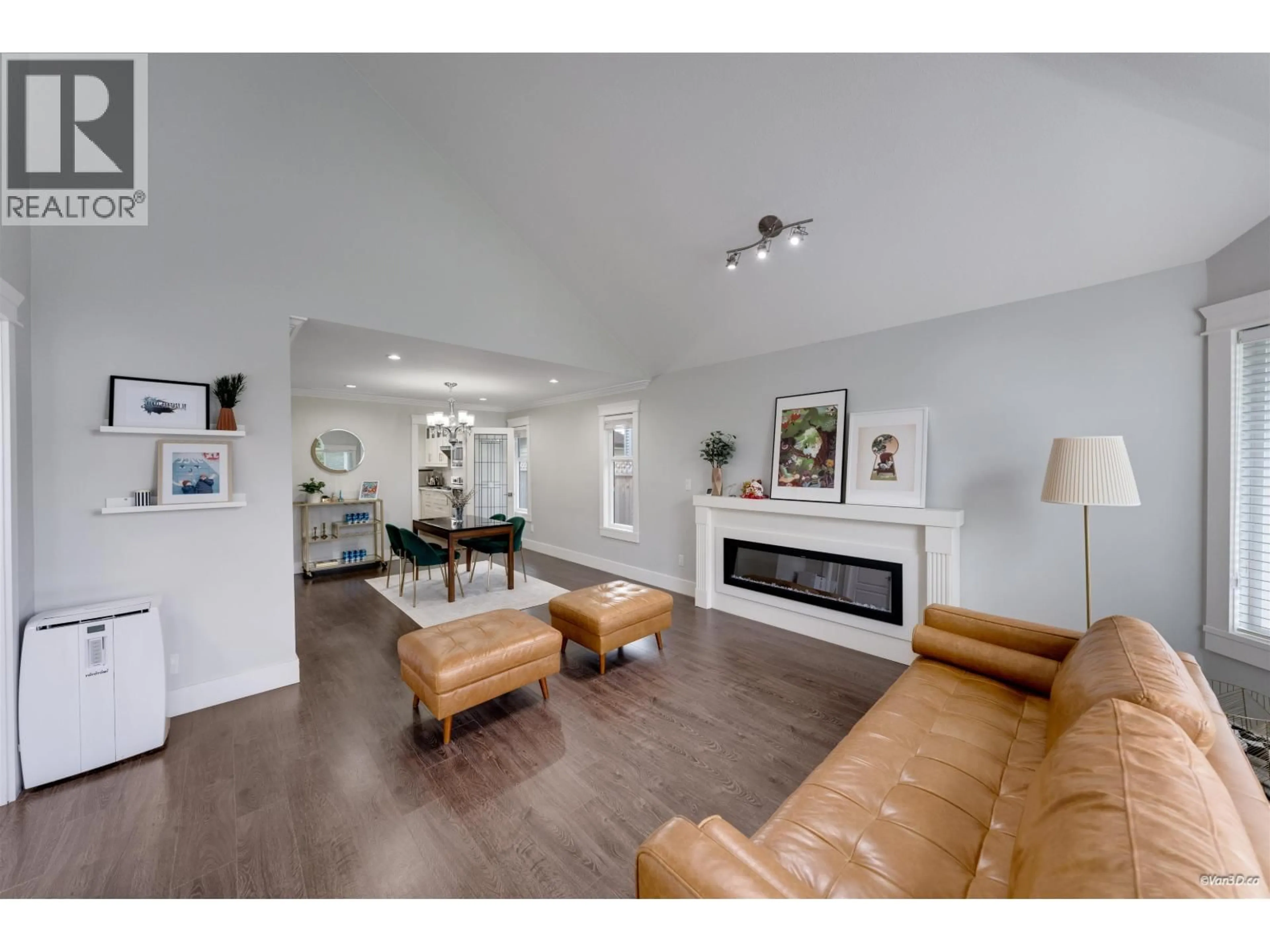 Living room with furniture, wood/laminate floor for 6288 CRESCENT PLACE, Delta British Columbia V4K4V2