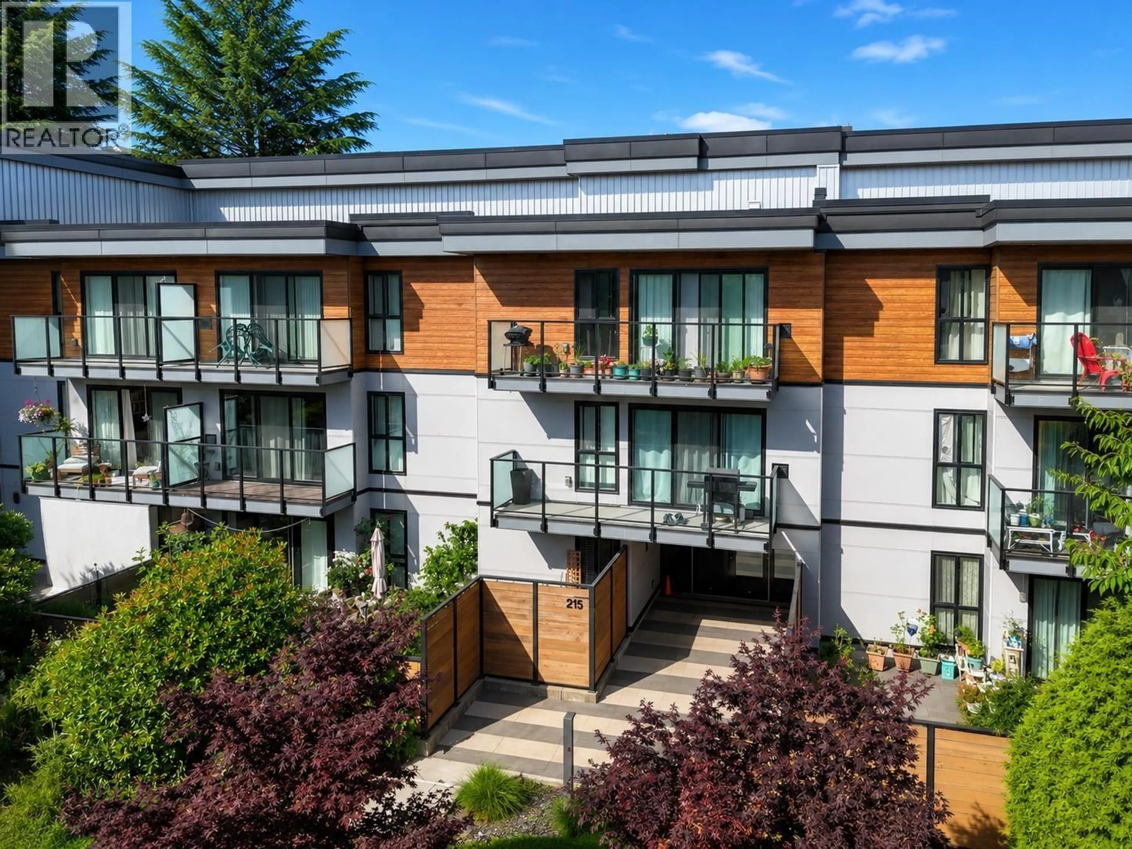 A pic from outside/outdoor area/front of a property/back of a property/a pic from drone, unknown for 301 - 215 MOWAT STREET, New Westminster British Columbia V3M4B1