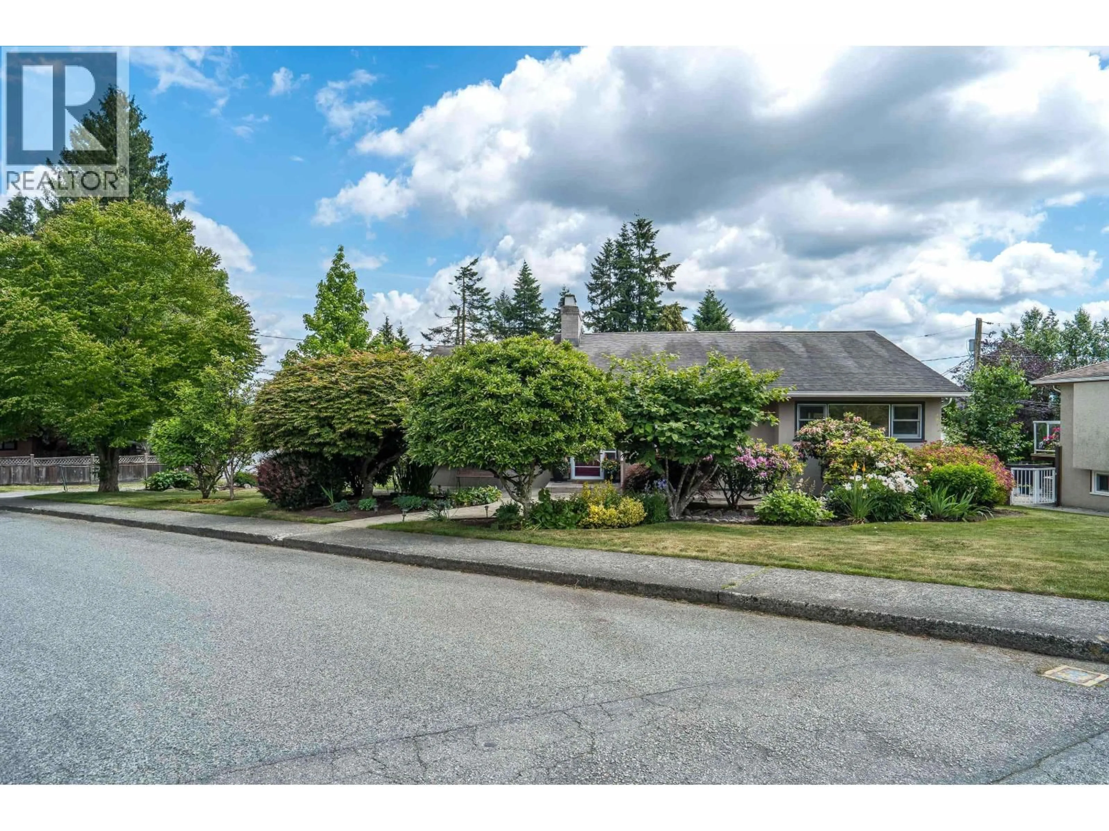 A pic from outside/outdoor area/front of a property/back of a property/a pic from drone, street for 324 CHURCHILL AVENUE, New Westminster British Columbia V3L4P6