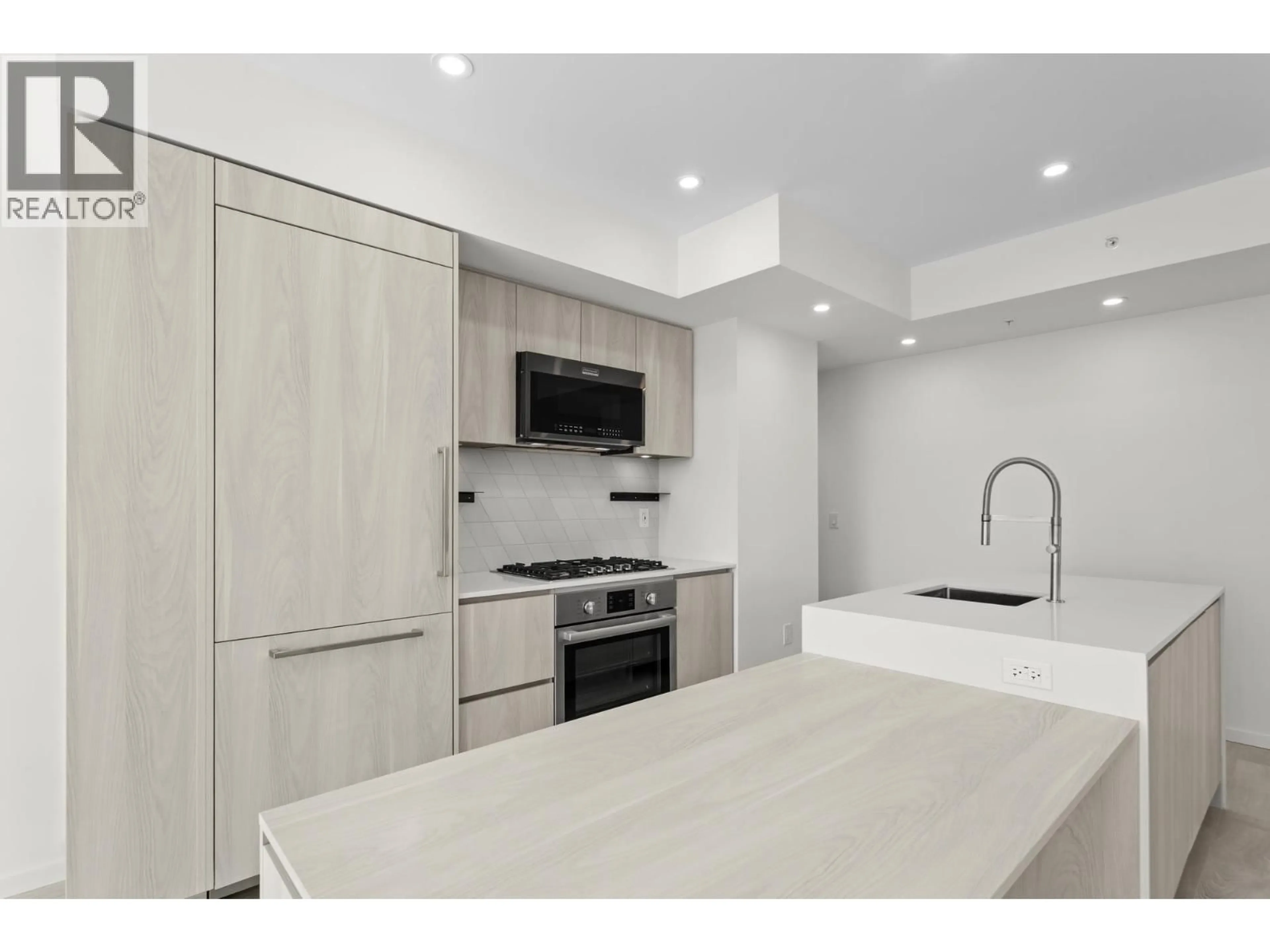 Open concept kitchen, ceramic/tile floor for 305 - 3264 VANNESS AVENUE, Vancouver British Columbia V5R4V3
