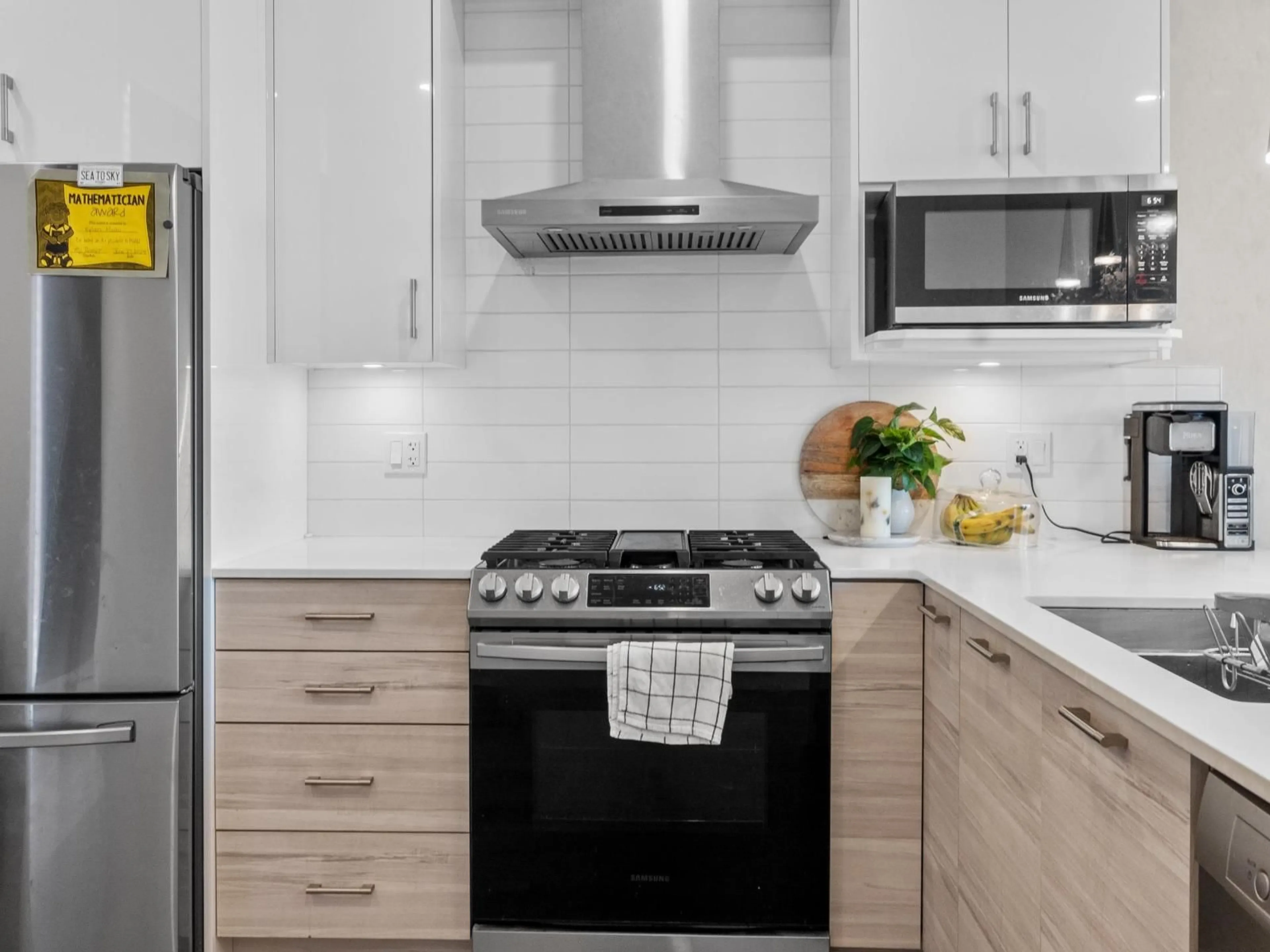 Contemporary kitchen, ceramic/tile floor for 10 - 7177 194A STREET, Surrey British Columbia V4N6V6