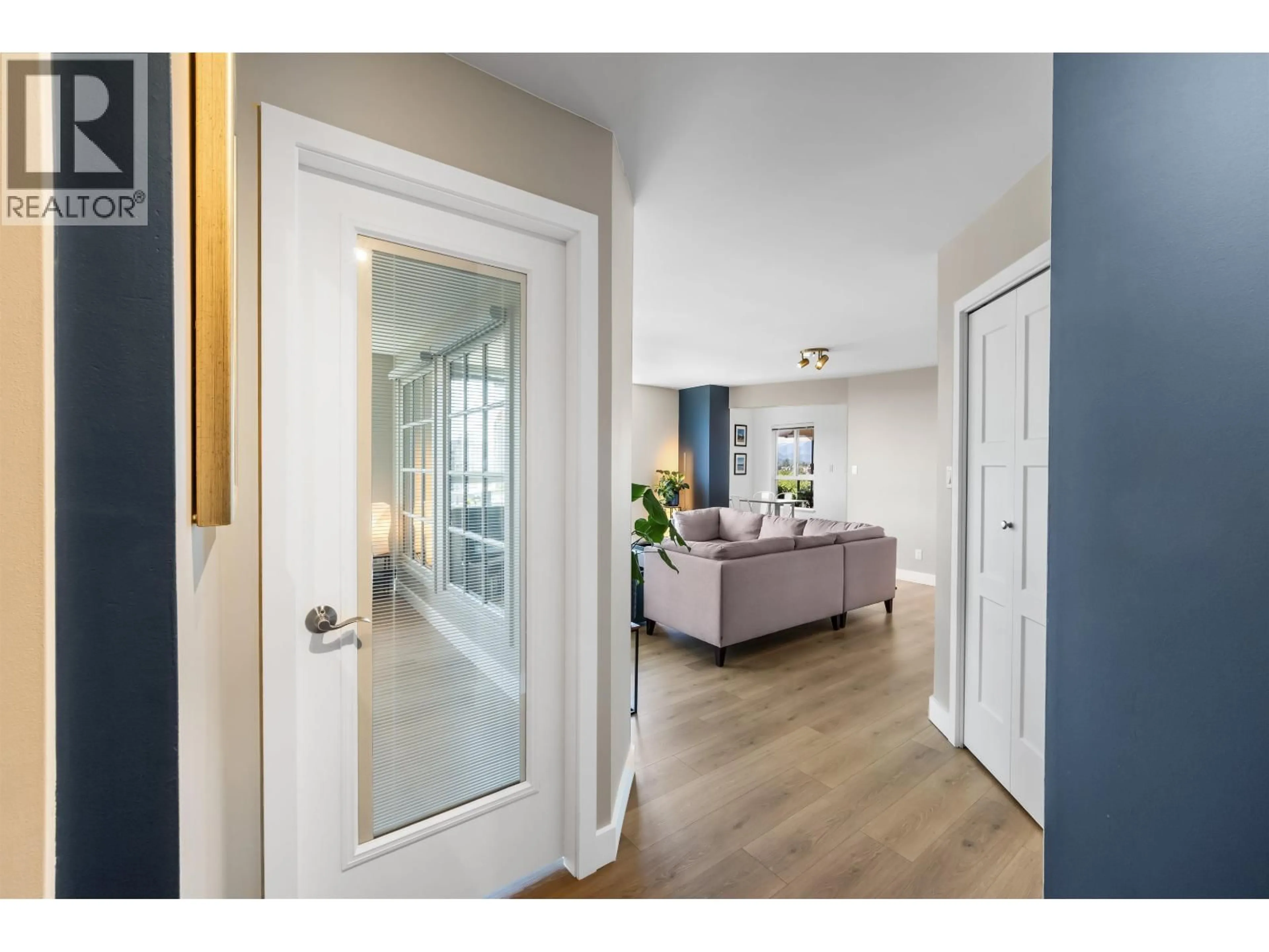 Indoor entryway for 1405 - 612 FIFTH AVENUE, New Westminster British Columbia V3M1X5