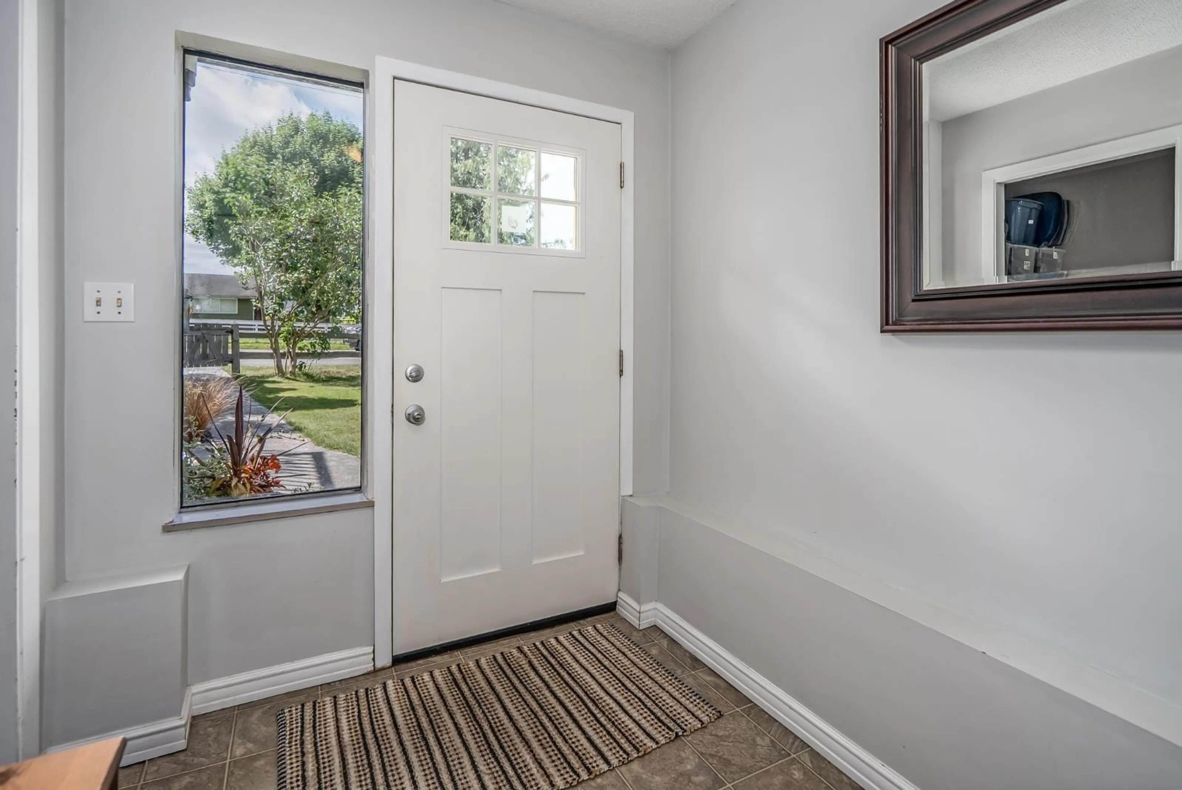 Indoor entryway for 33561 7 AVENUE, Mission British Columbia V2V2E8