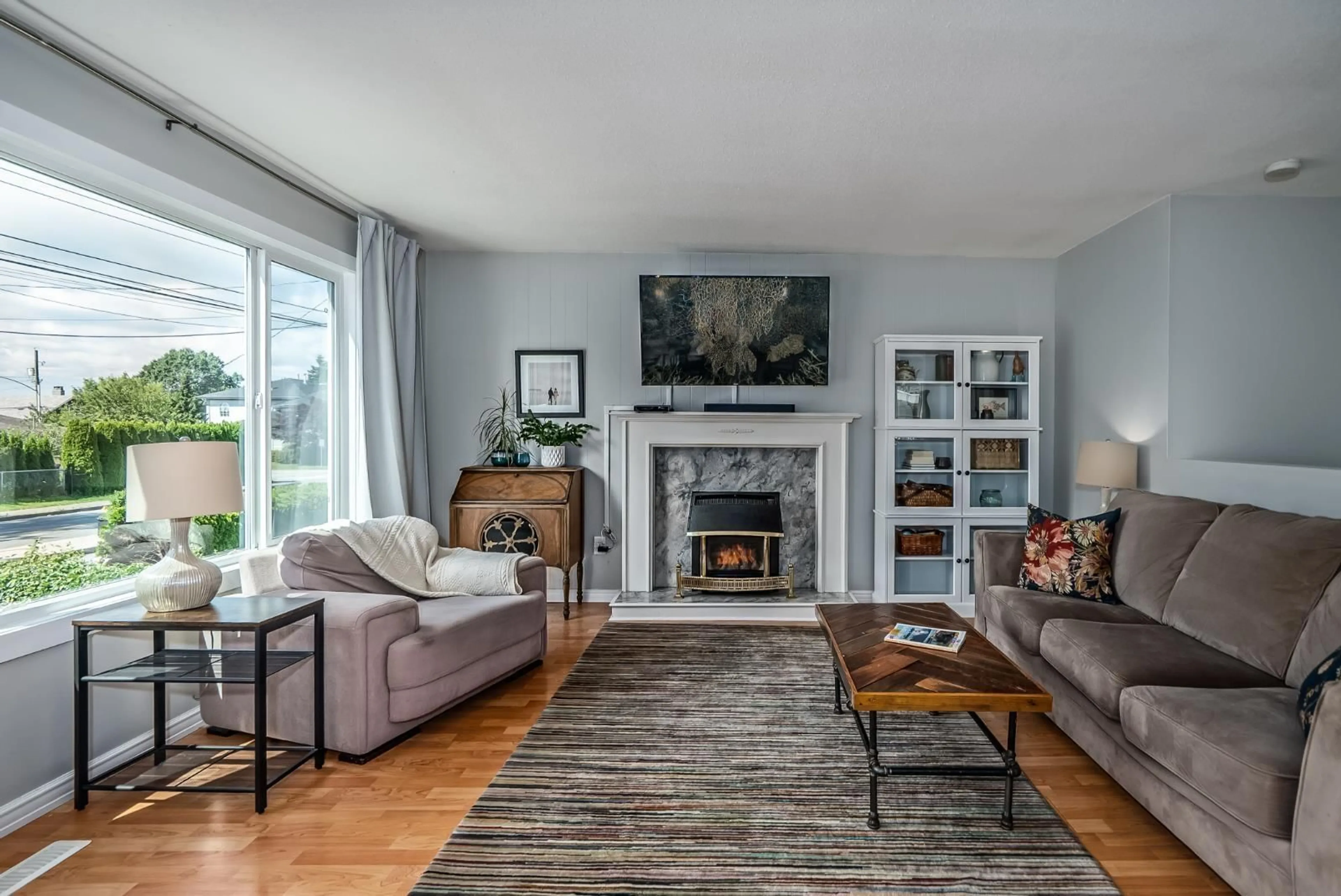 Living room with furniture, unknown for 33561 7 AVENUE, Mission British Columbia V2V2E8