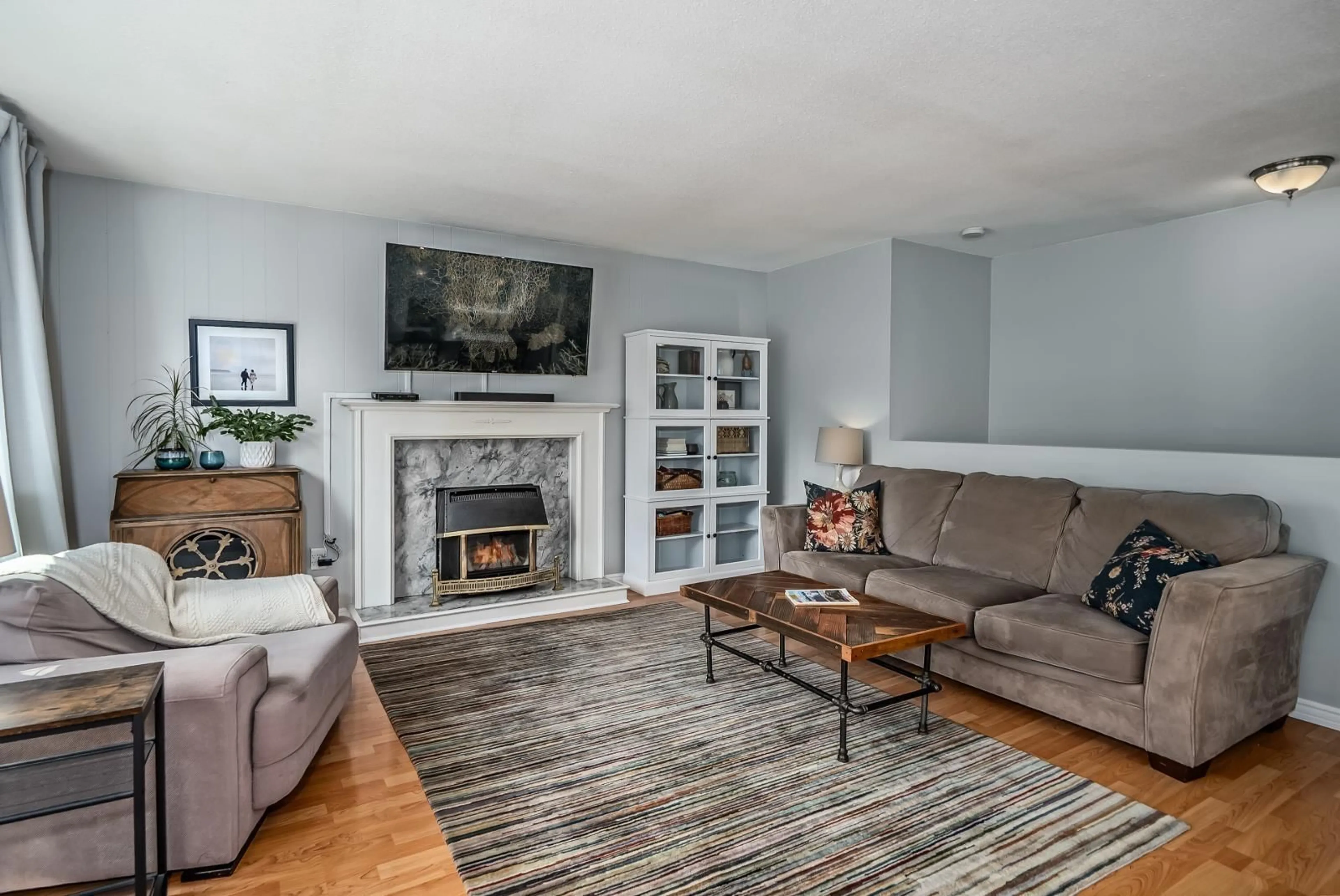Living room with furniture, unknown for 33561 7 AVENUE, Mission British Columbia V2V2E8