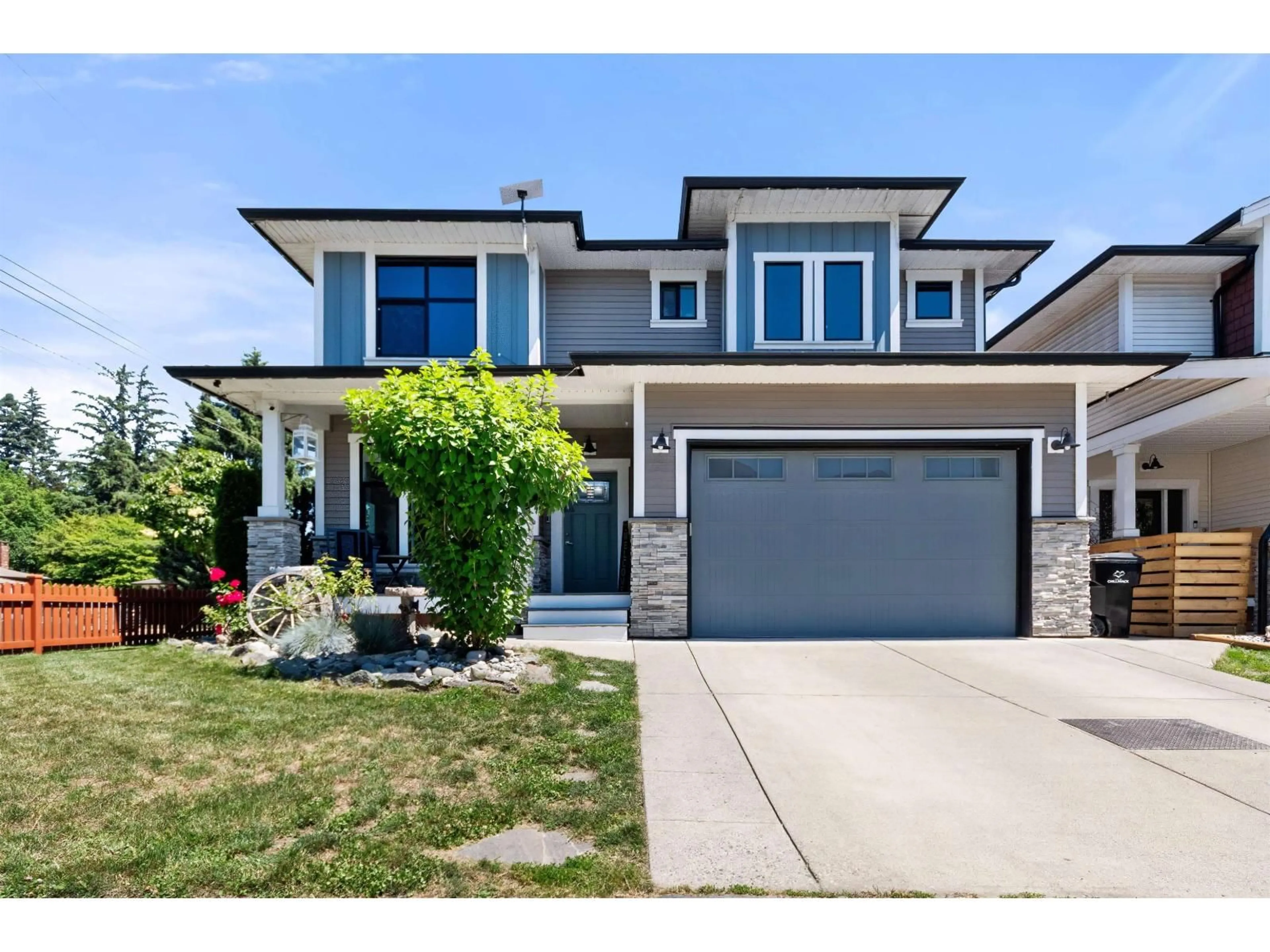 Home with vinyl exterior material, street for 10 - 46128 RIVERSIDE DRIVE, Chilliwack British Columbia V2P0H2