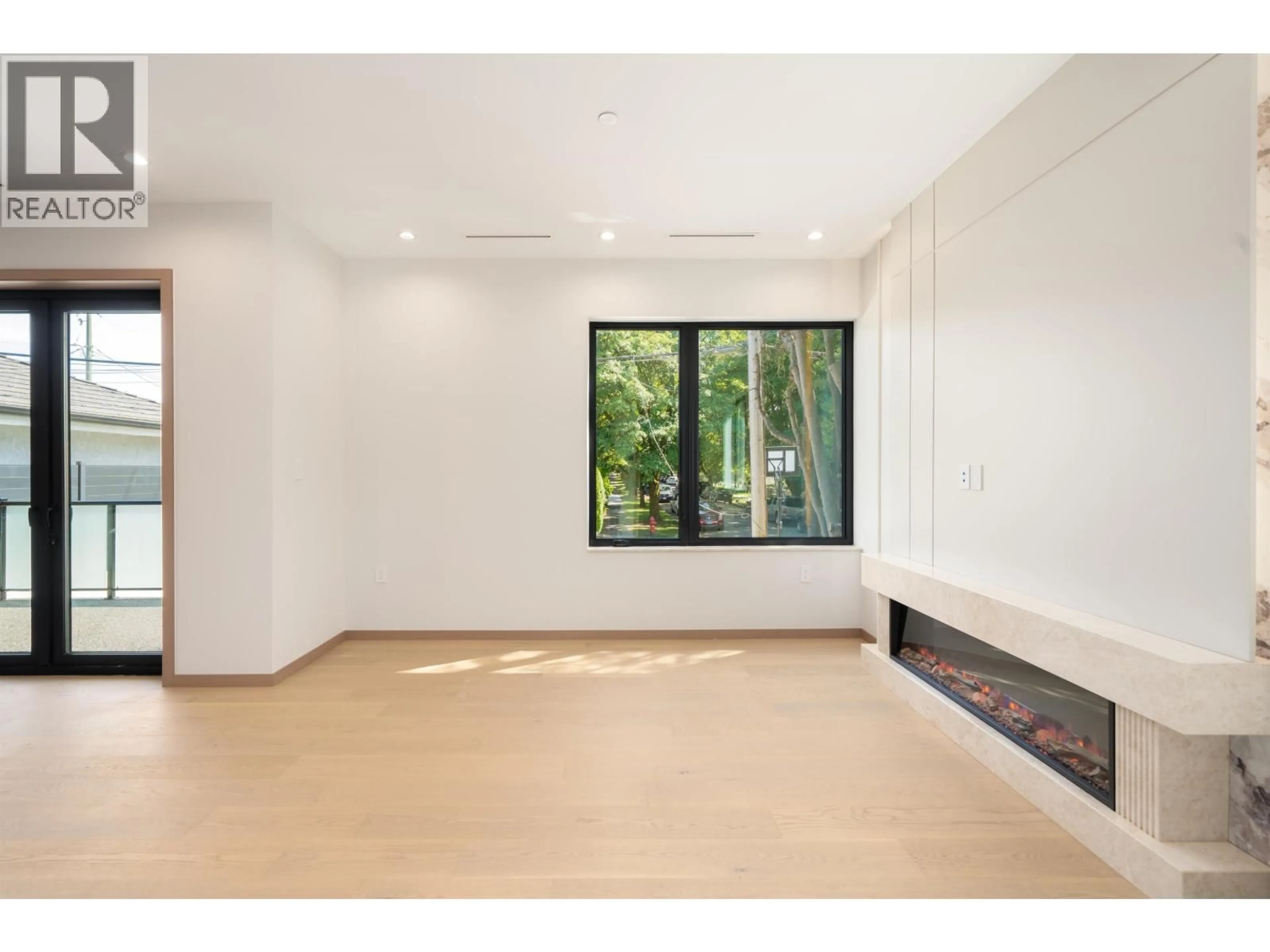 Indoor foyer for 2 - 1448 30TH AVENUE, Vancouver British Columbia V5N3A2
