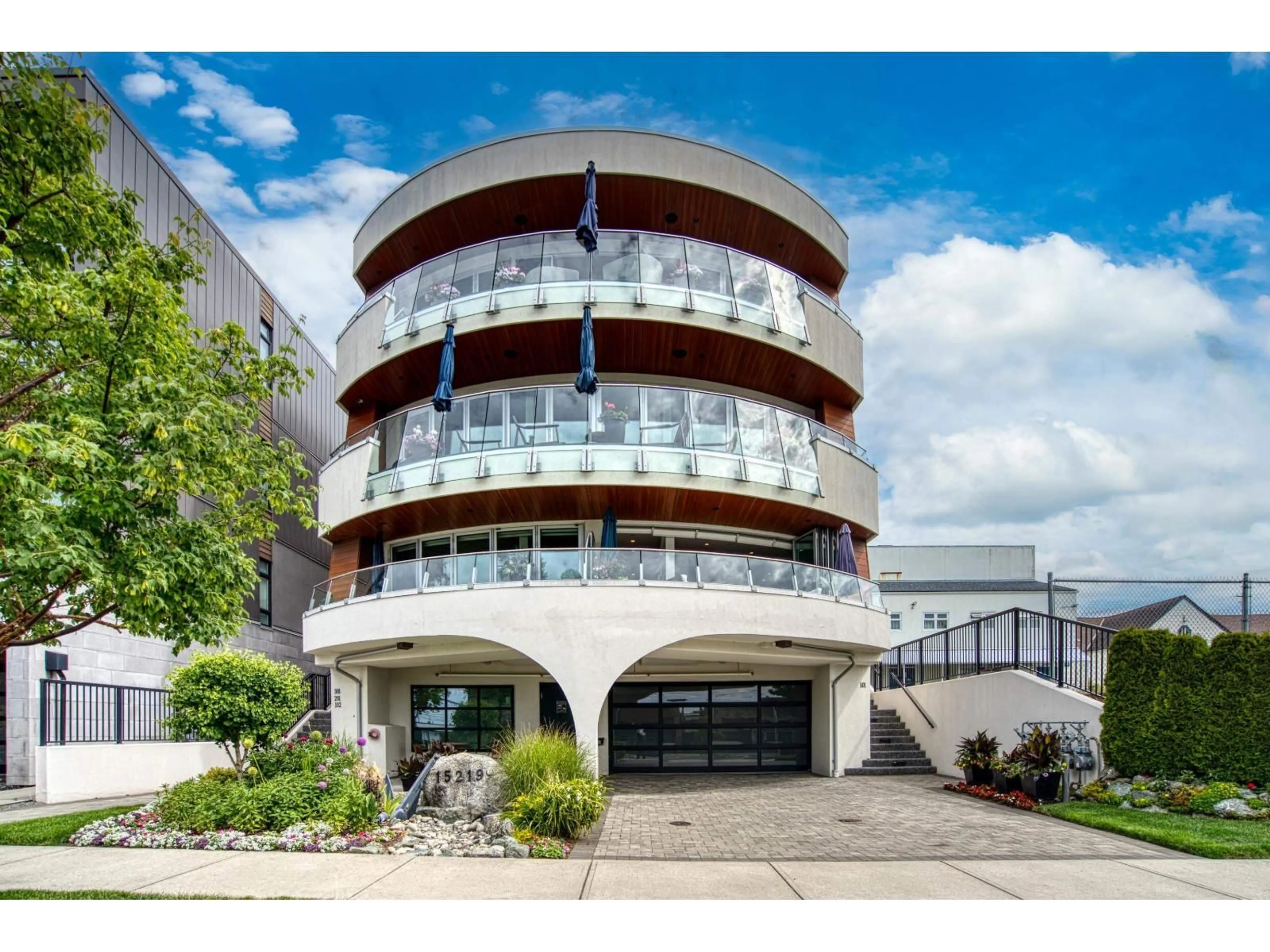 Indoor foyer for 101 - 15219 ROYAL AVENUE, White Rock British Columbia V4B1M4