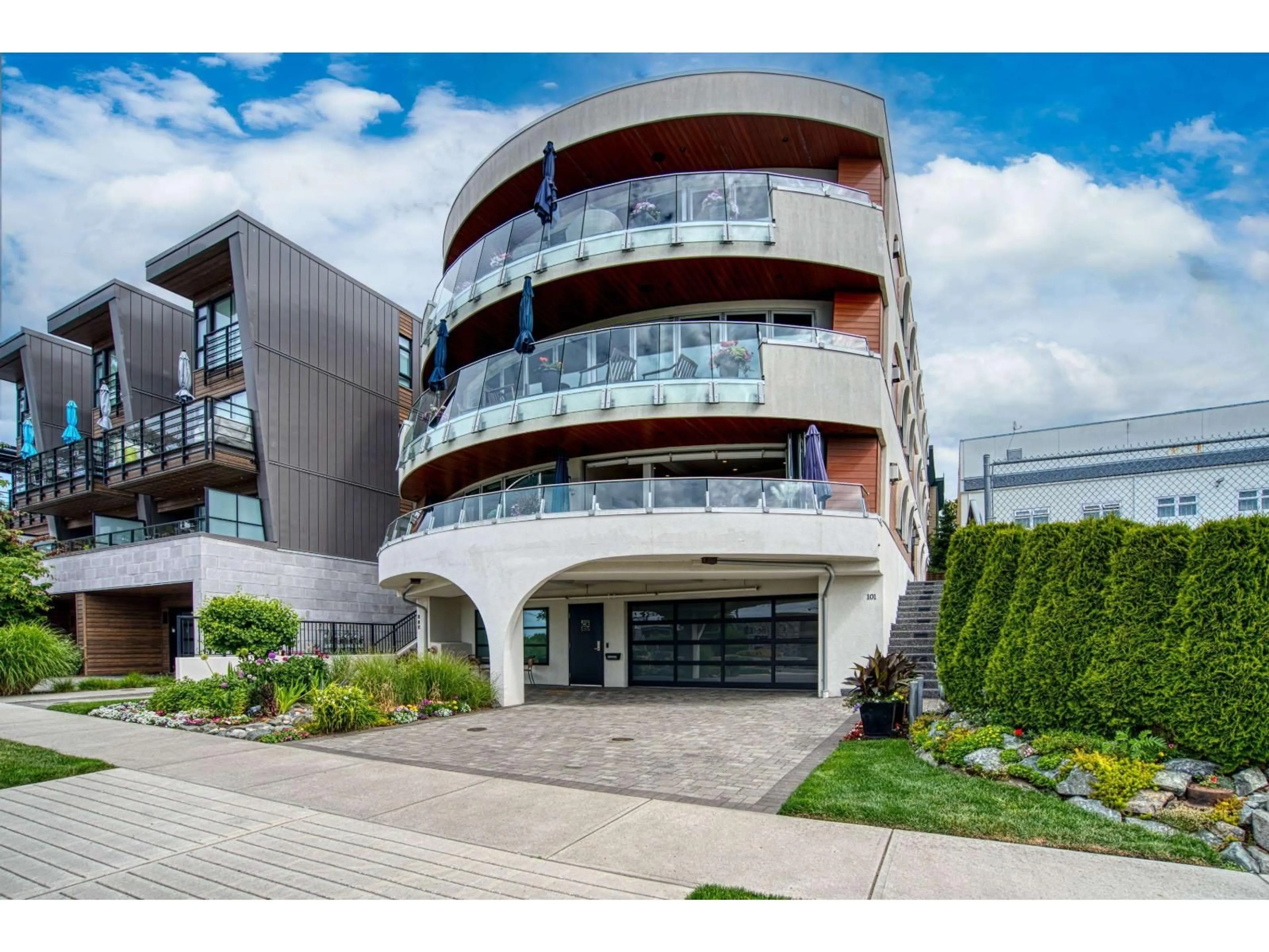 Indoor foyer for 101 - 15219 ROYAL AVENUE, White Rock British Columbia V4B1M4