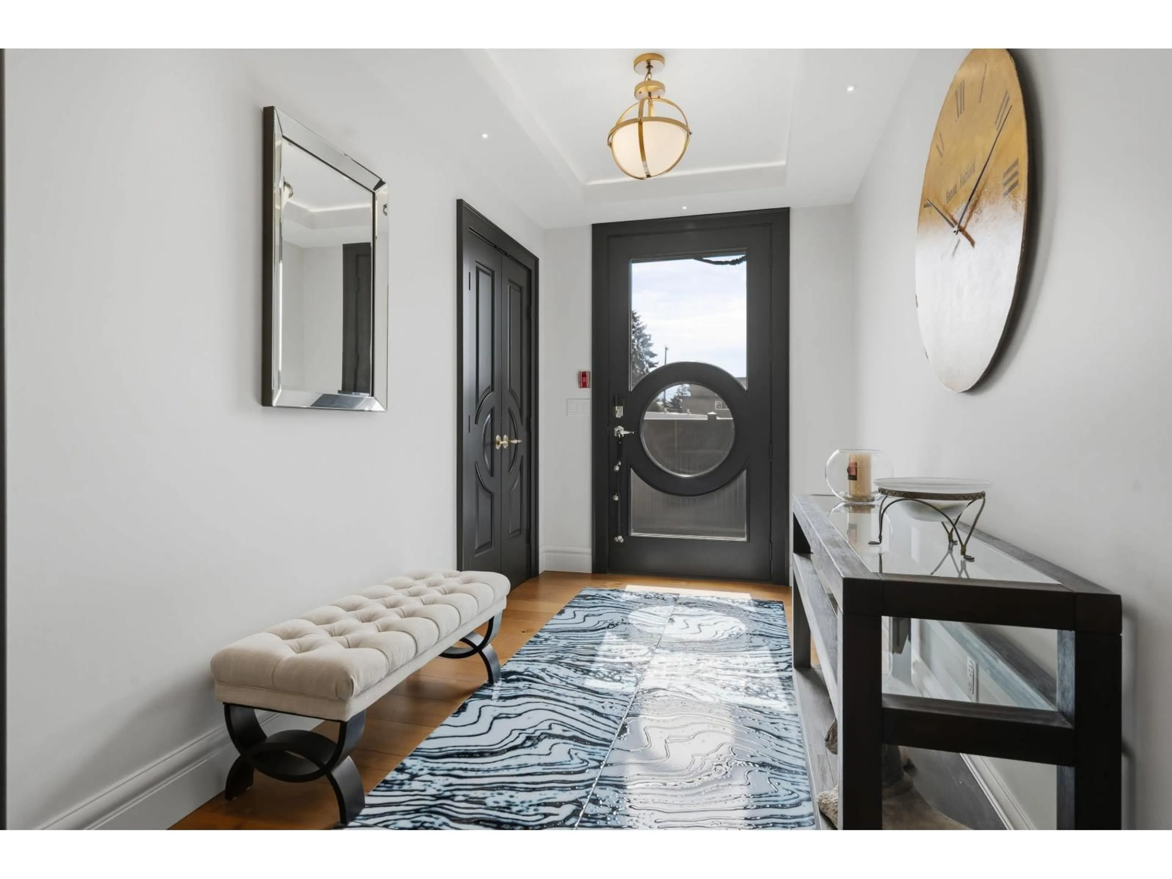 Indoor entryway for 101 - 15219 ROYAL AVENUE, White Rock British Columbia V4B1M4