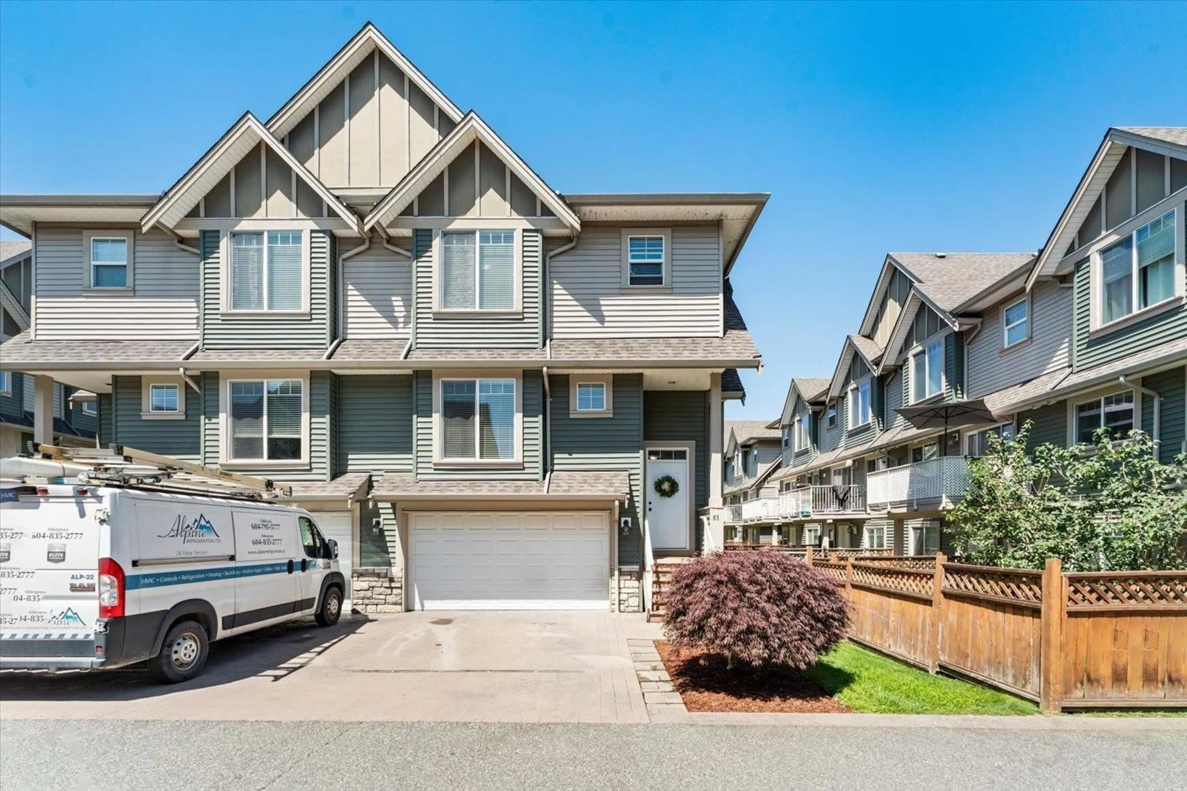 Home with vinyl exterior material, street for 61 - 6498 SOUTHDOWNE PLACE, Chilliwack British Columbia V2R0K3