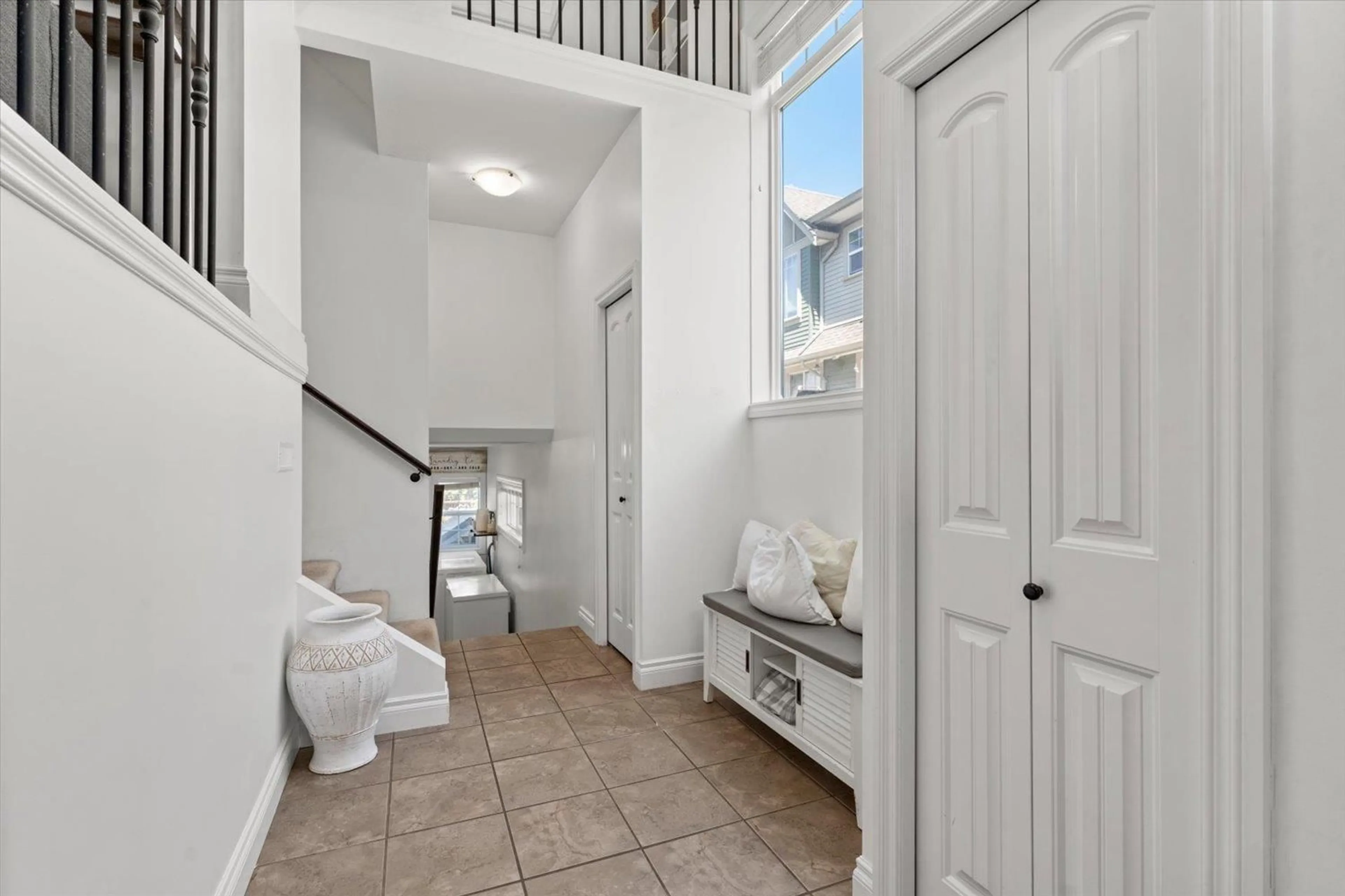 Indoor entryway for 61 - 6498 SOUTHDOWNE PLACE, Chilliwack British Columbia V2R0K3