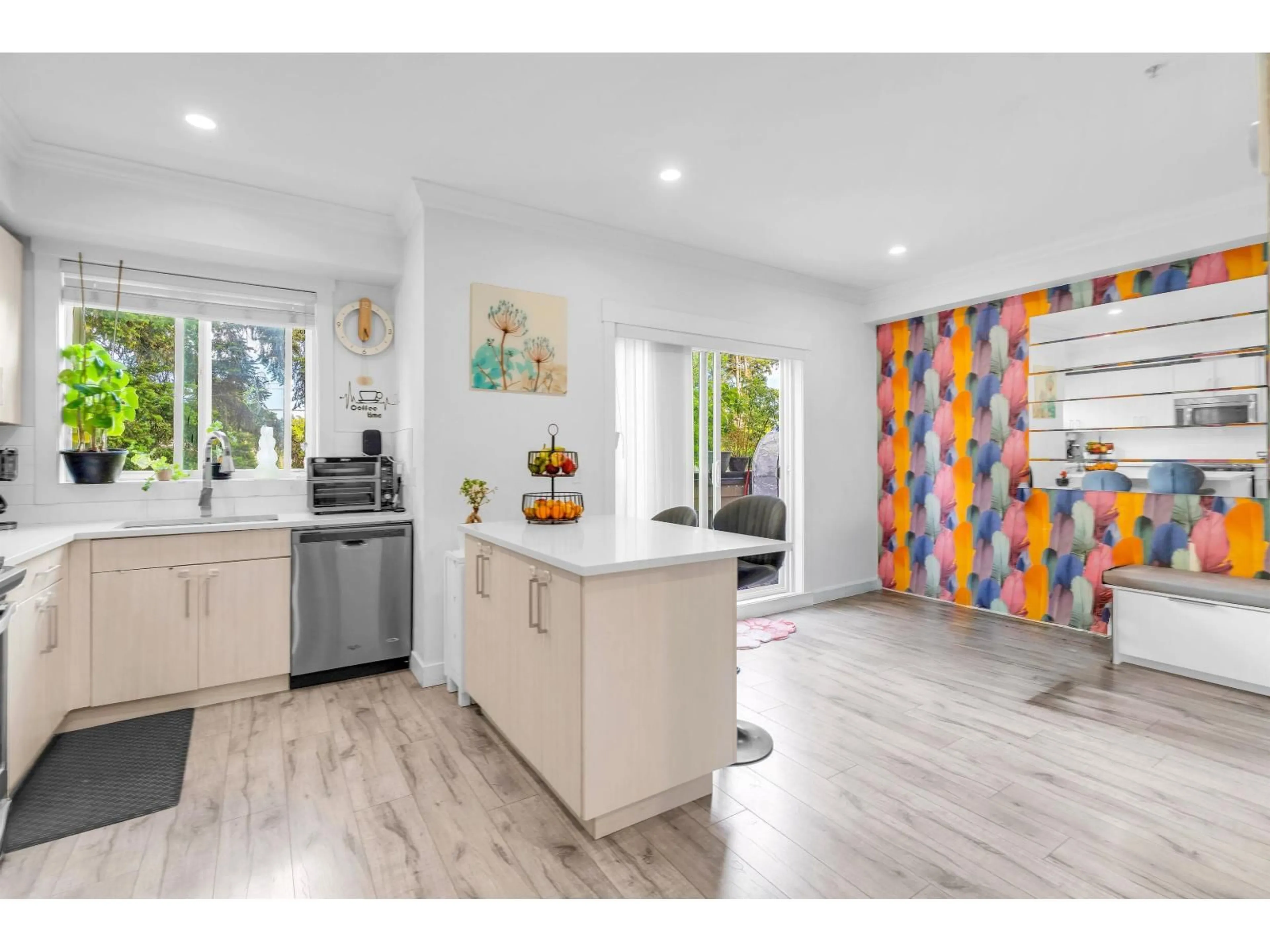 Open concept kitchen, ceramic/tile floor for 23 - 7247 140 STREET, Surrey British Columbia V3W1K8