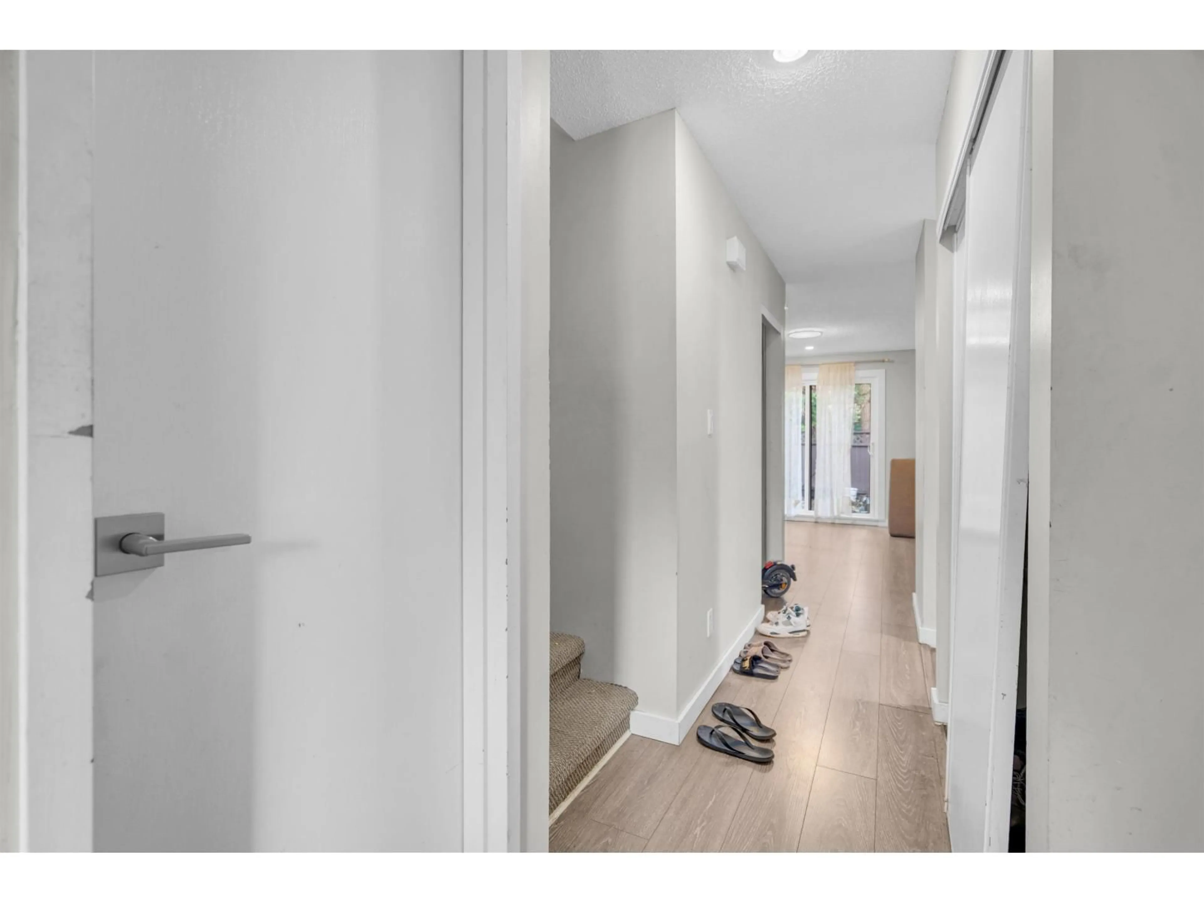 Indoor entryway for 13335 70B AVENUE, Surrey British Columbia V3W7Z3