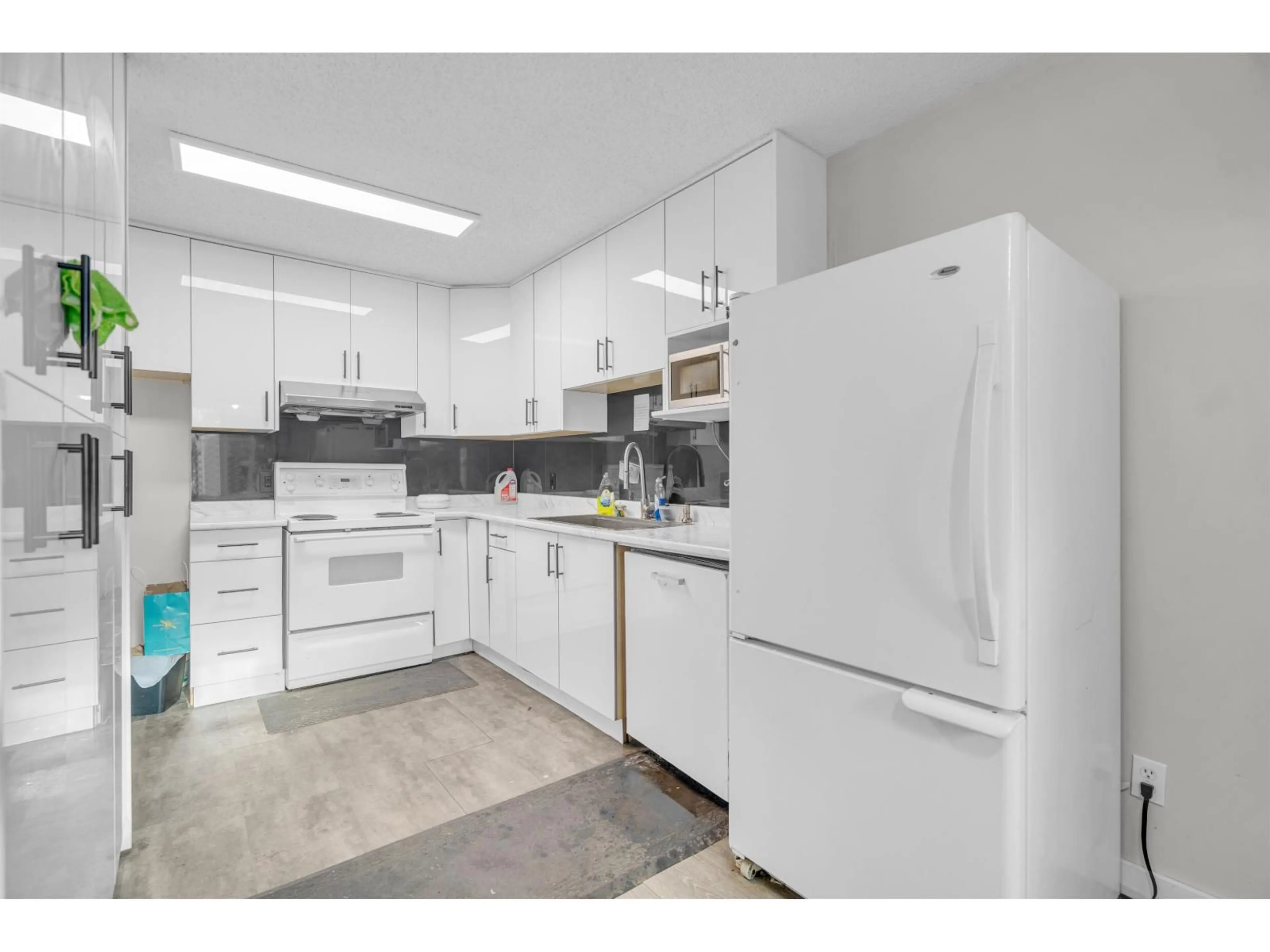 Standard kitchen, unknown for 13335 70B AVENUE, Surrey British Columbia V3W7Z3