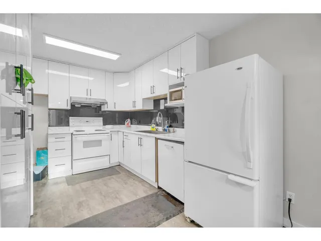 13335 70B AVENUE, Surrey 5