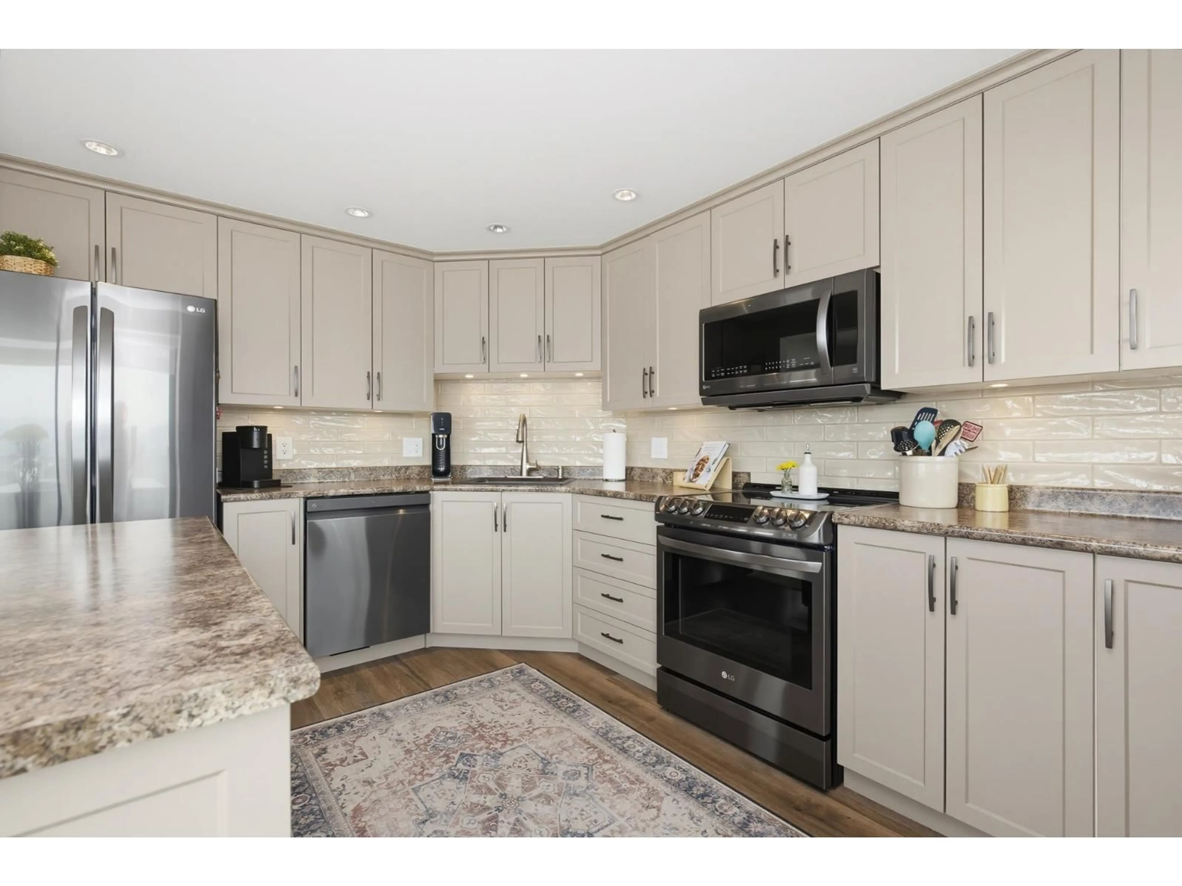 Open concept kitchen, unknown for 904 - 32440 SIMON AVENUE, Abbotsford British Columbia V2T5R3