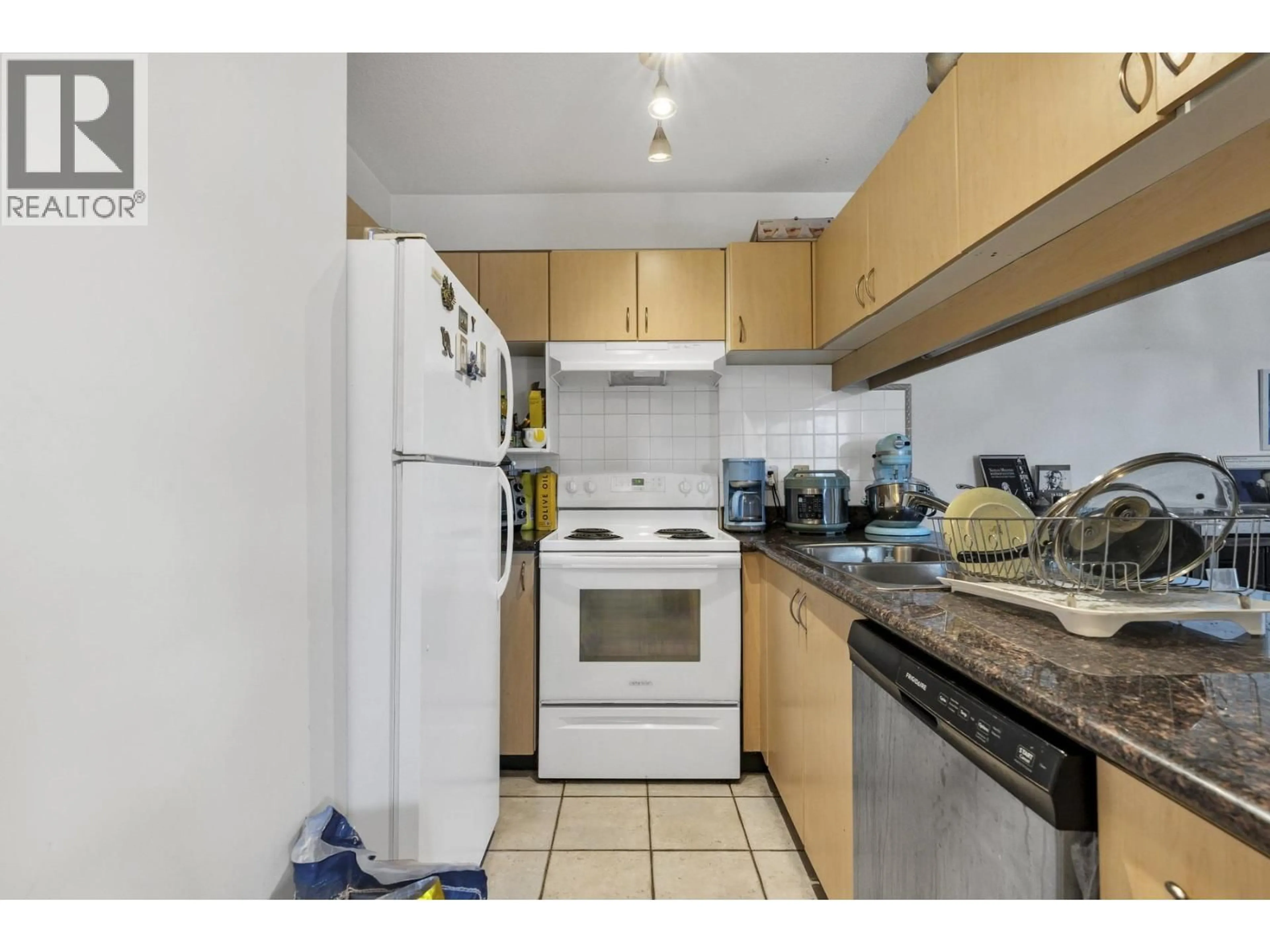 Standard kitchen, unknown for 910 - 6611 COONEY ROAD, Richmond British Columbia V6Y4C5