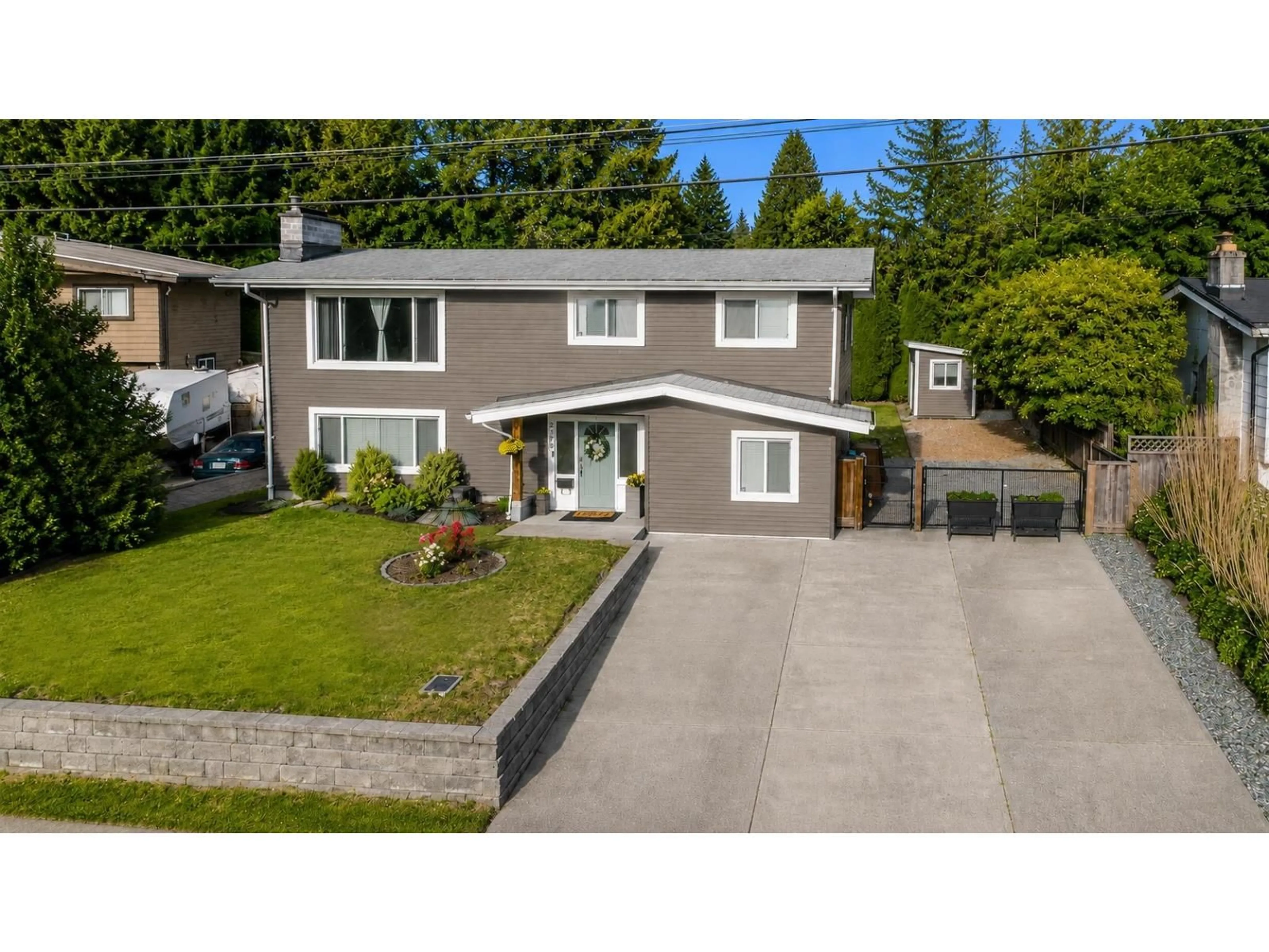 A pic from outside/outdoor area/front of a property/back of a property/a pic from drone, street for 2170 MOSS CRESCENT, Abbotsford British Columbia V2S4Y6