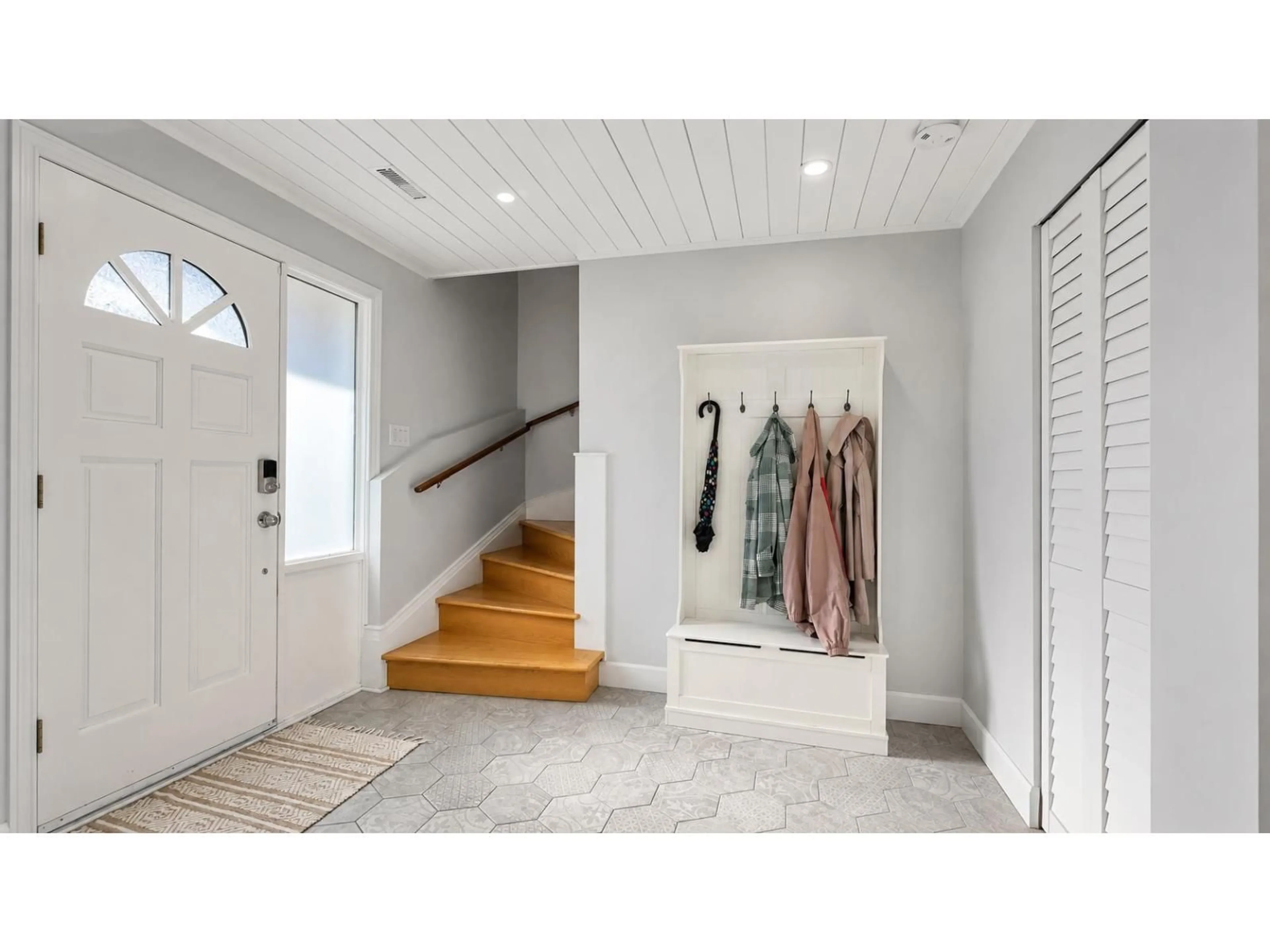 Indoor entryway for 2170 MOSS CRESCENT, Abbotsford British Columbia V2S4Y6