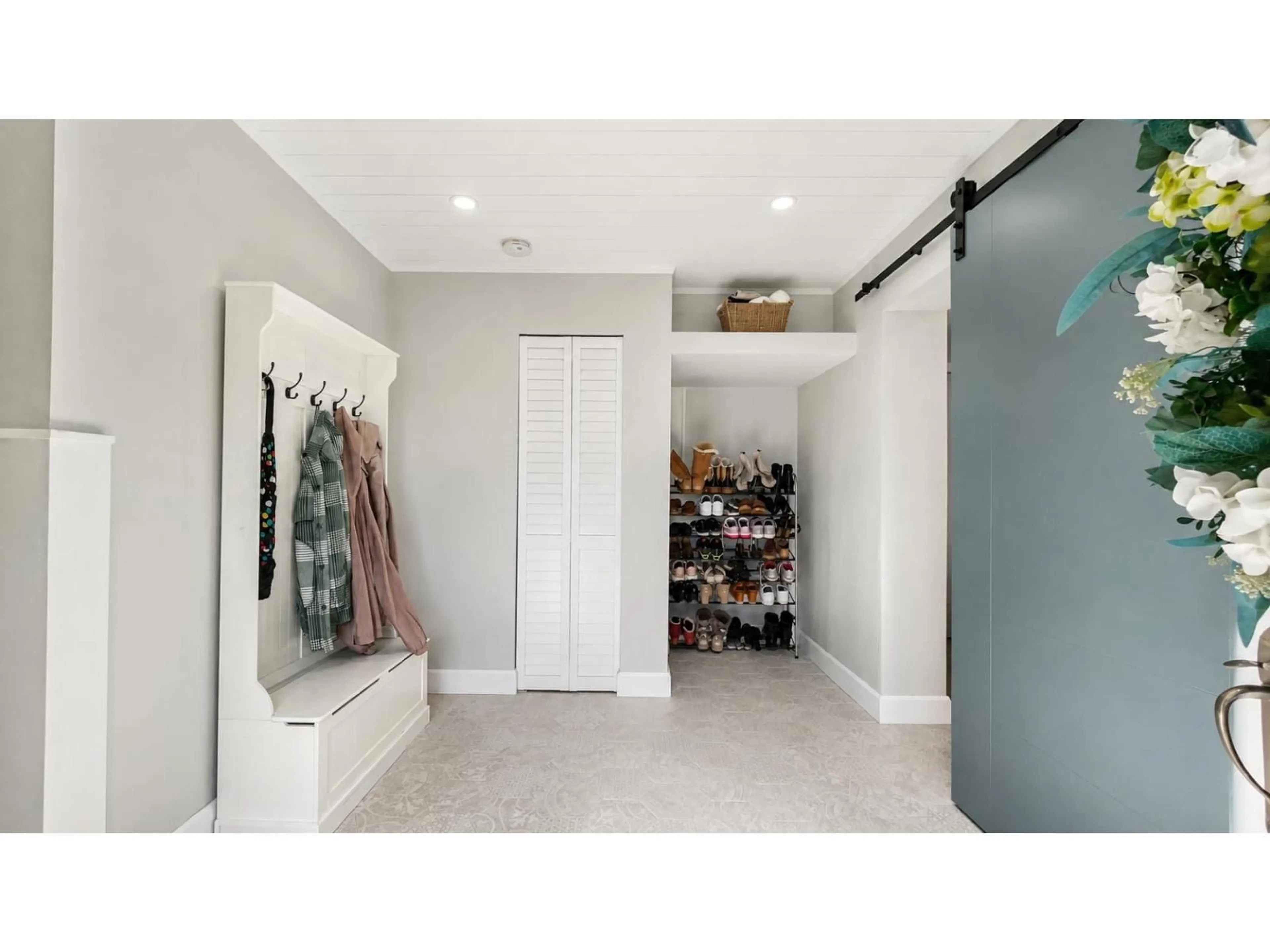 Indoor entryway for 2170 MOSS CRESCENT, Abbotsford British Columbia V2S4Y6