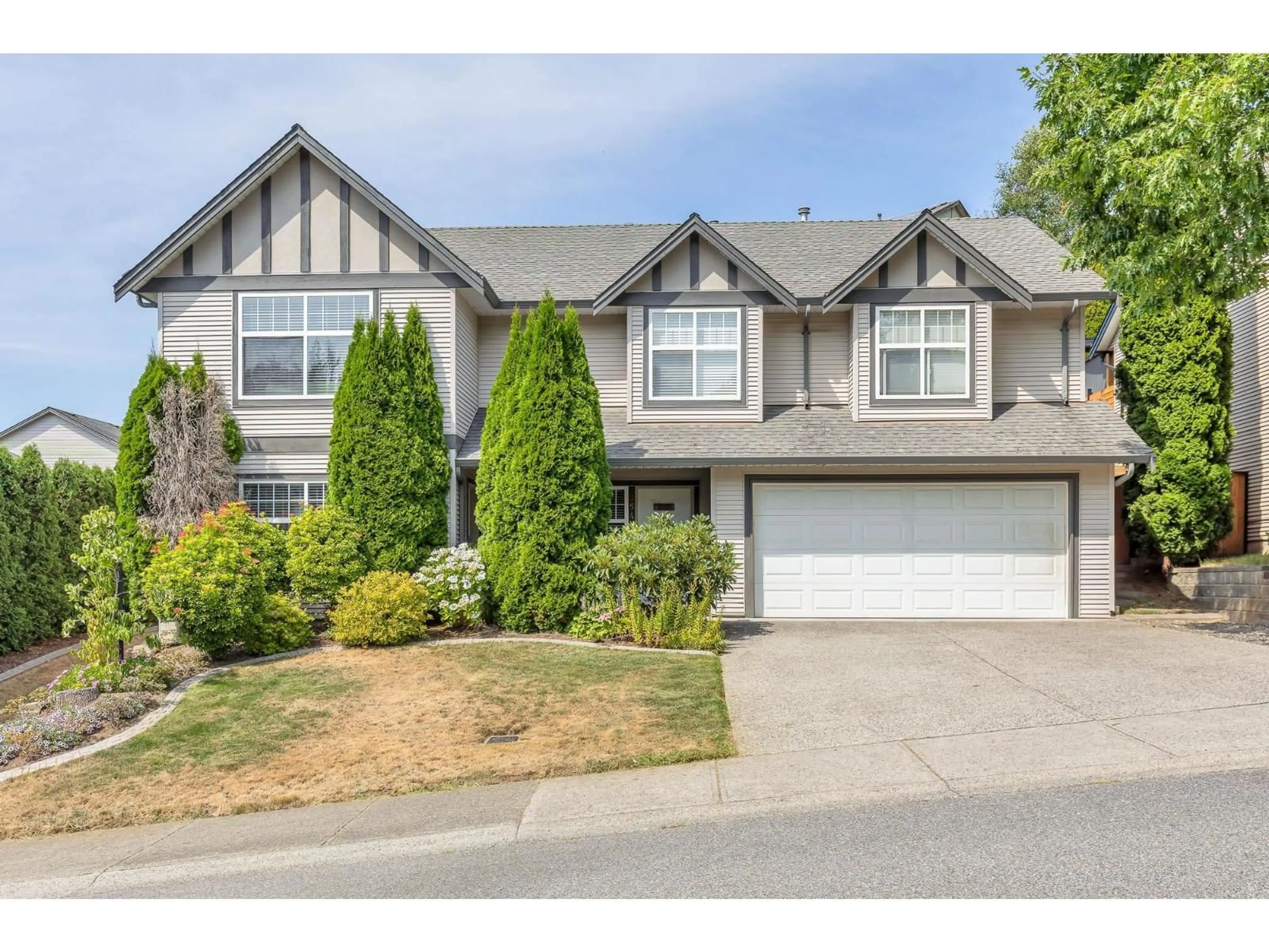 Home with vinyl exterior material, street for 35479 TWEEDSMUIR DRIVE, Abbotsford British Columbia V2T2X8