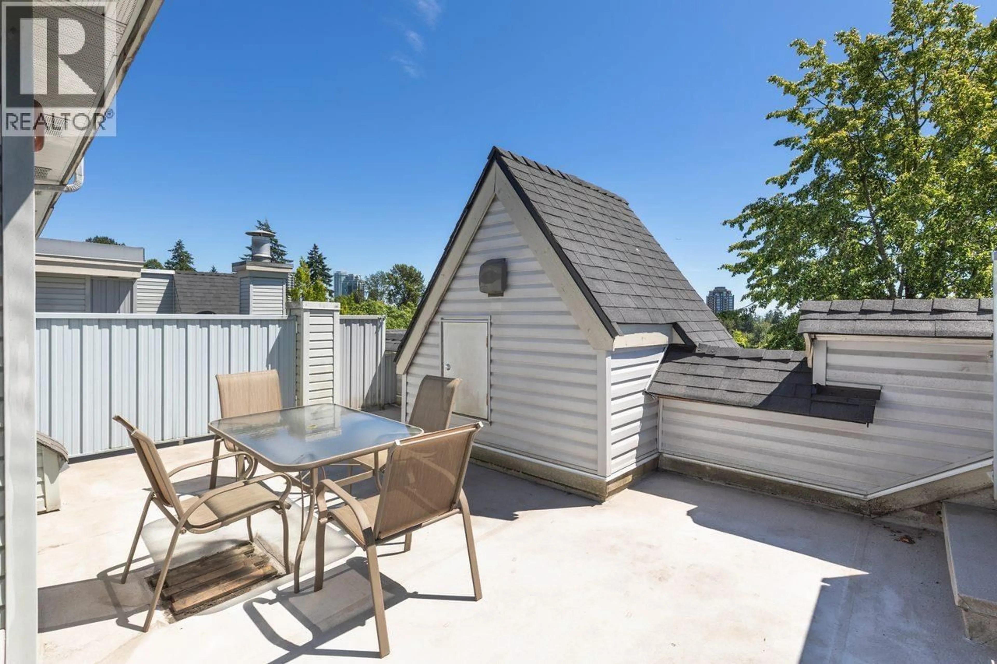 Patio, street for 7317 MAGNOLIA TERRACE, Burnaby British Columbia V5E4M3