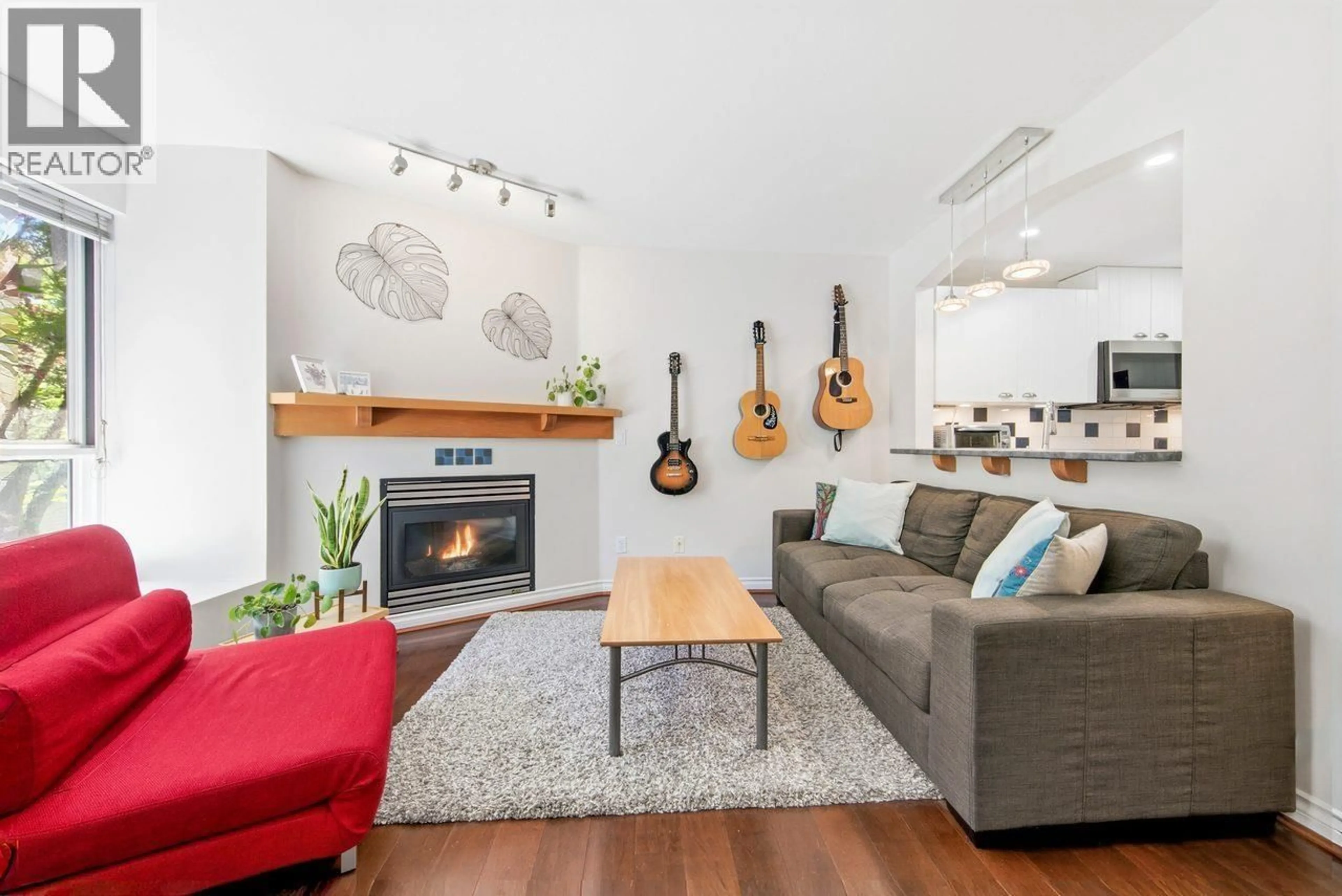 Living room with furniture, wood/laminate floor for 7317 MAGNOLIA TERRACE, Burnaby British Columbia V5E4M3