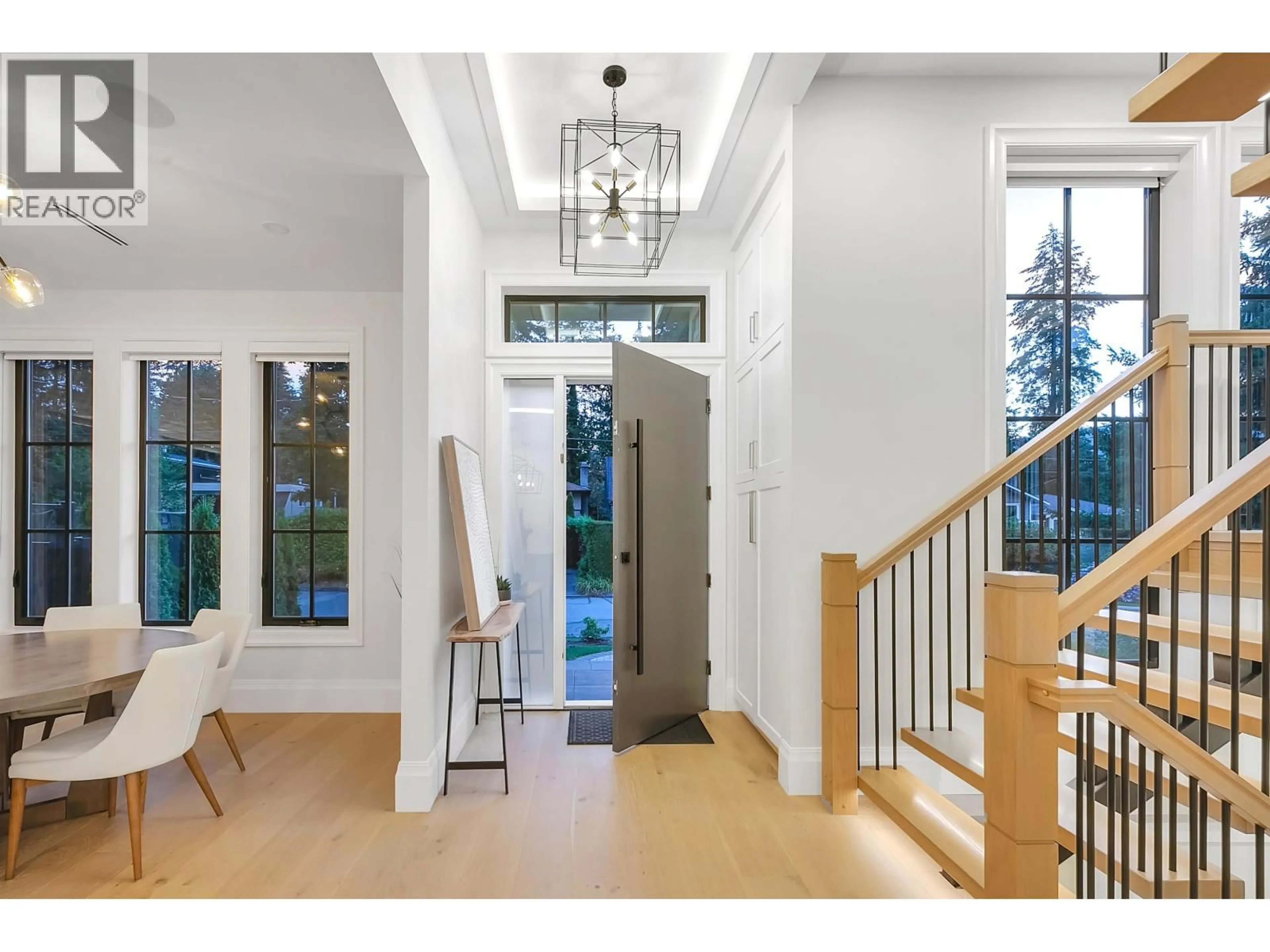 Indoor entryway for 1395 21ST STREET, North Vancouver British Columbia V7P2E1
