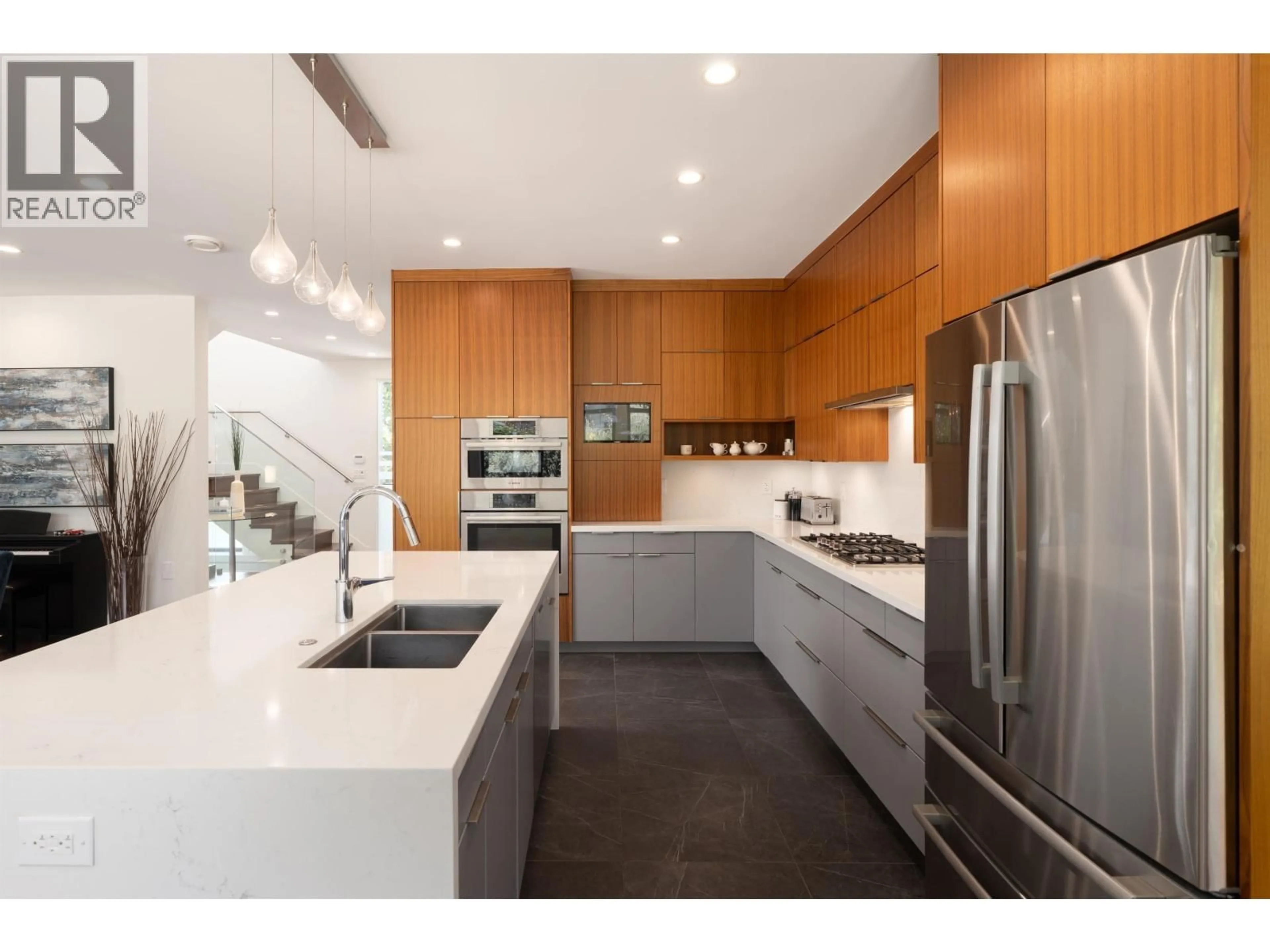 Contemporary kitchen, unknown for 812 6TH STREET, North Vancouver British Columbia V7L1R7