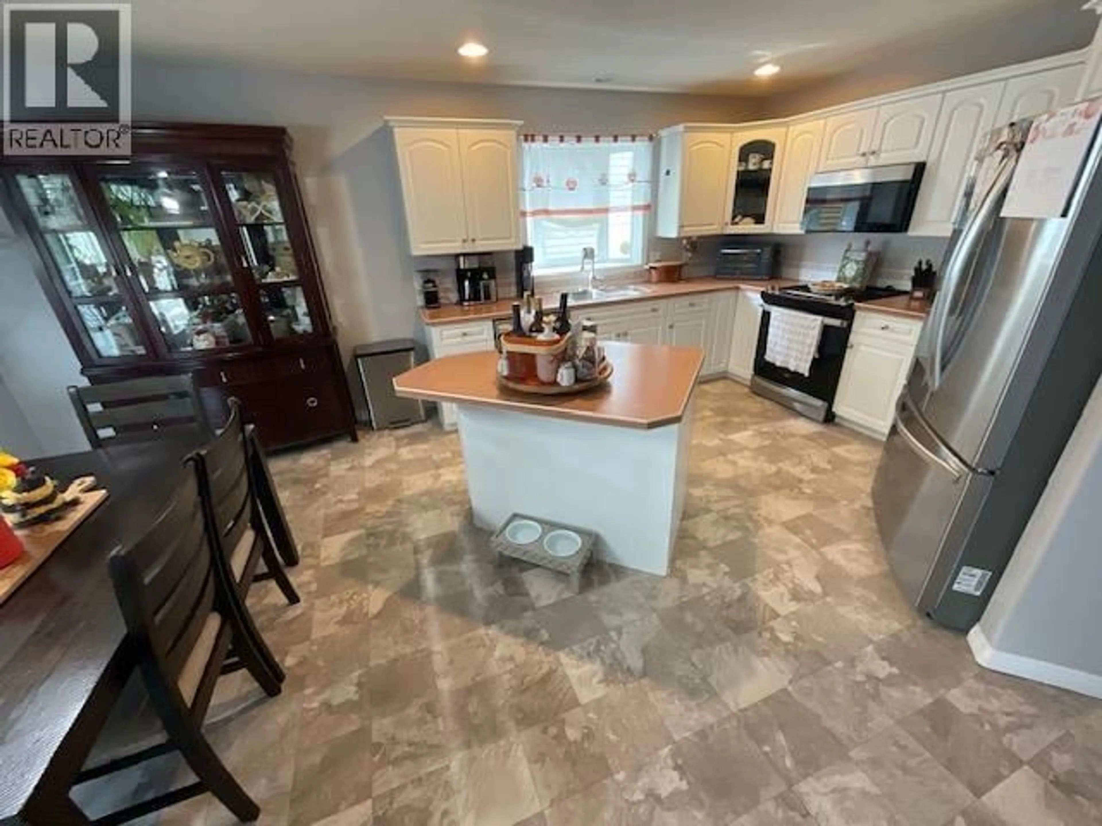 Open concept kitchen, ceramic/tile floor for 9903 114A AVENUE, Fort St. John British Columbia V1J7B7