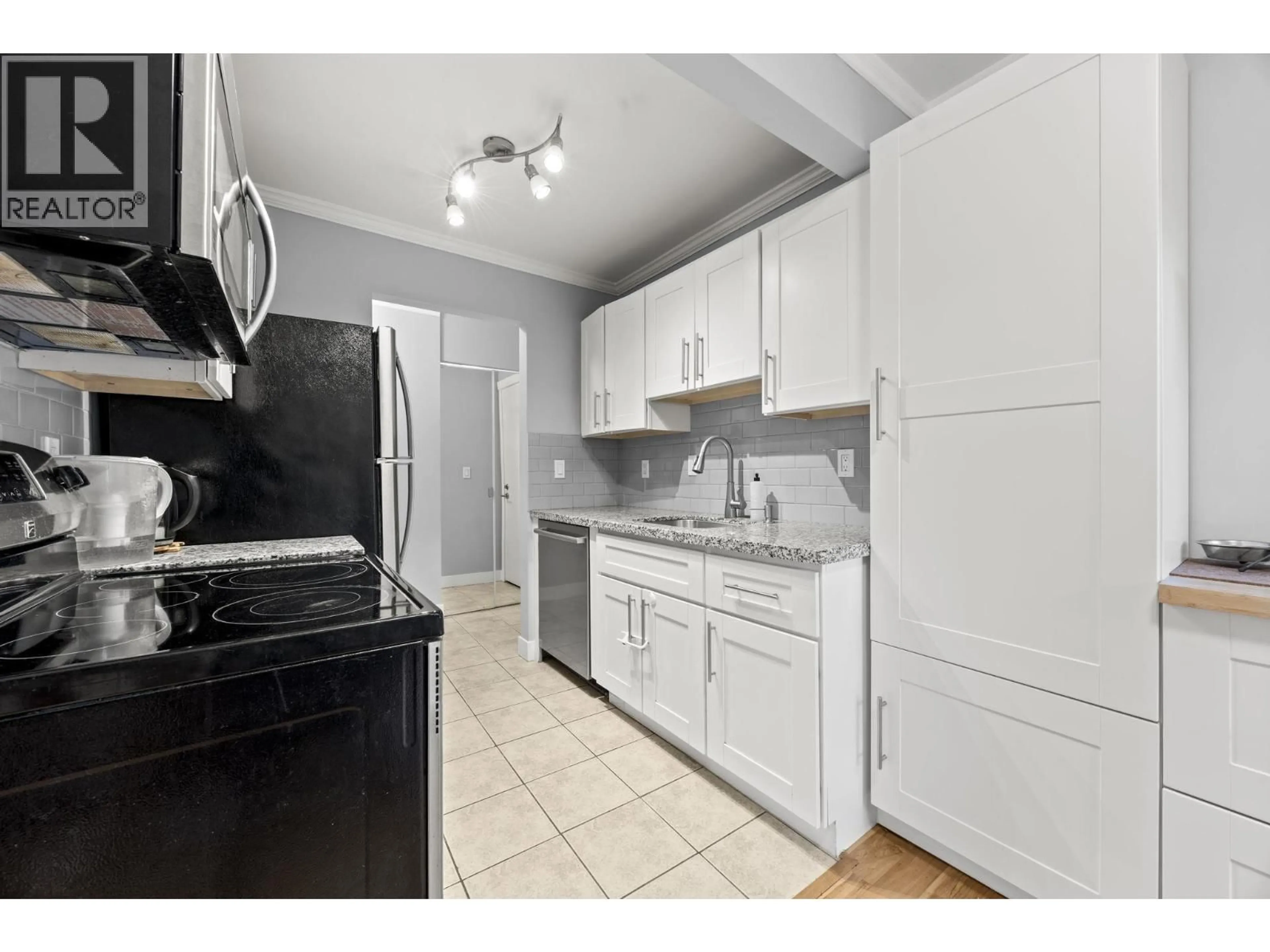 Standard kitchen, unknown for 204 - 330 CEDAR STREET, New Westminster British Columbia V3L3P1