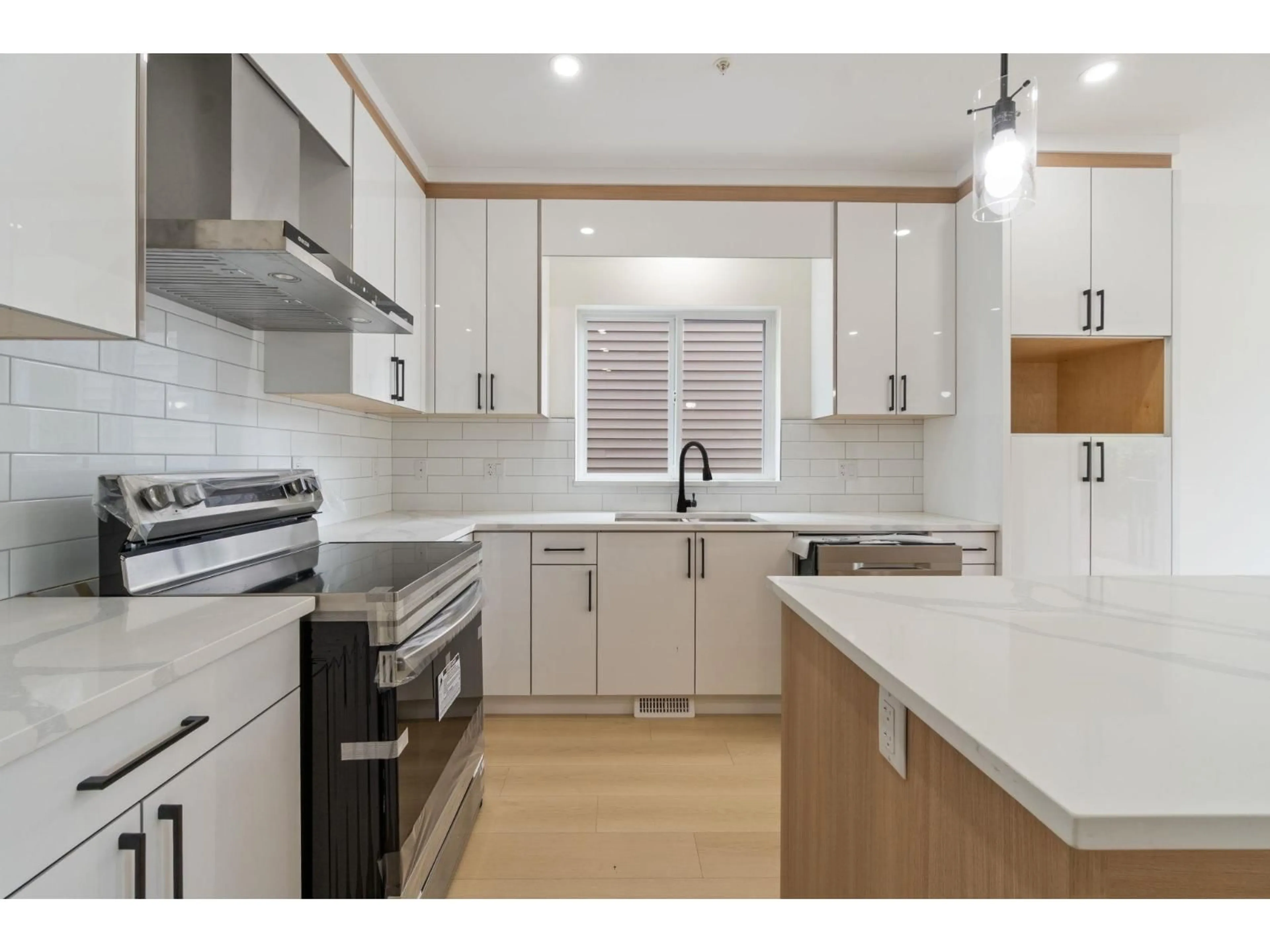 Open concept kitchen, unknown for 32514 HIGGINBOTTOM COURT, Mission British Columbia V2V2T7