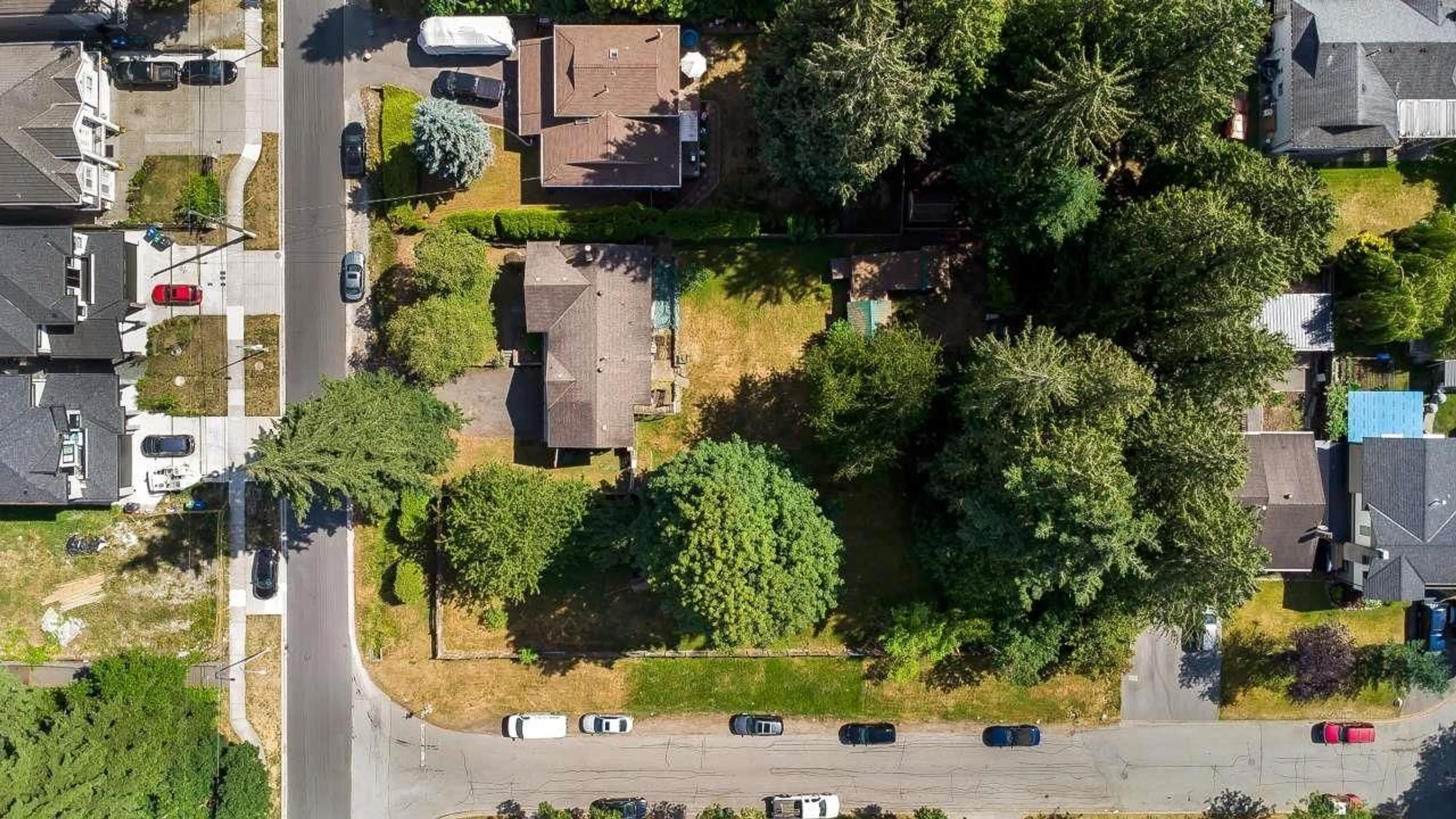 A pic from outside/outdoor area/front of a property/back of a property/a pic from drone, street for 9385 125 STREET, Surrey British Columbia V3V4X5