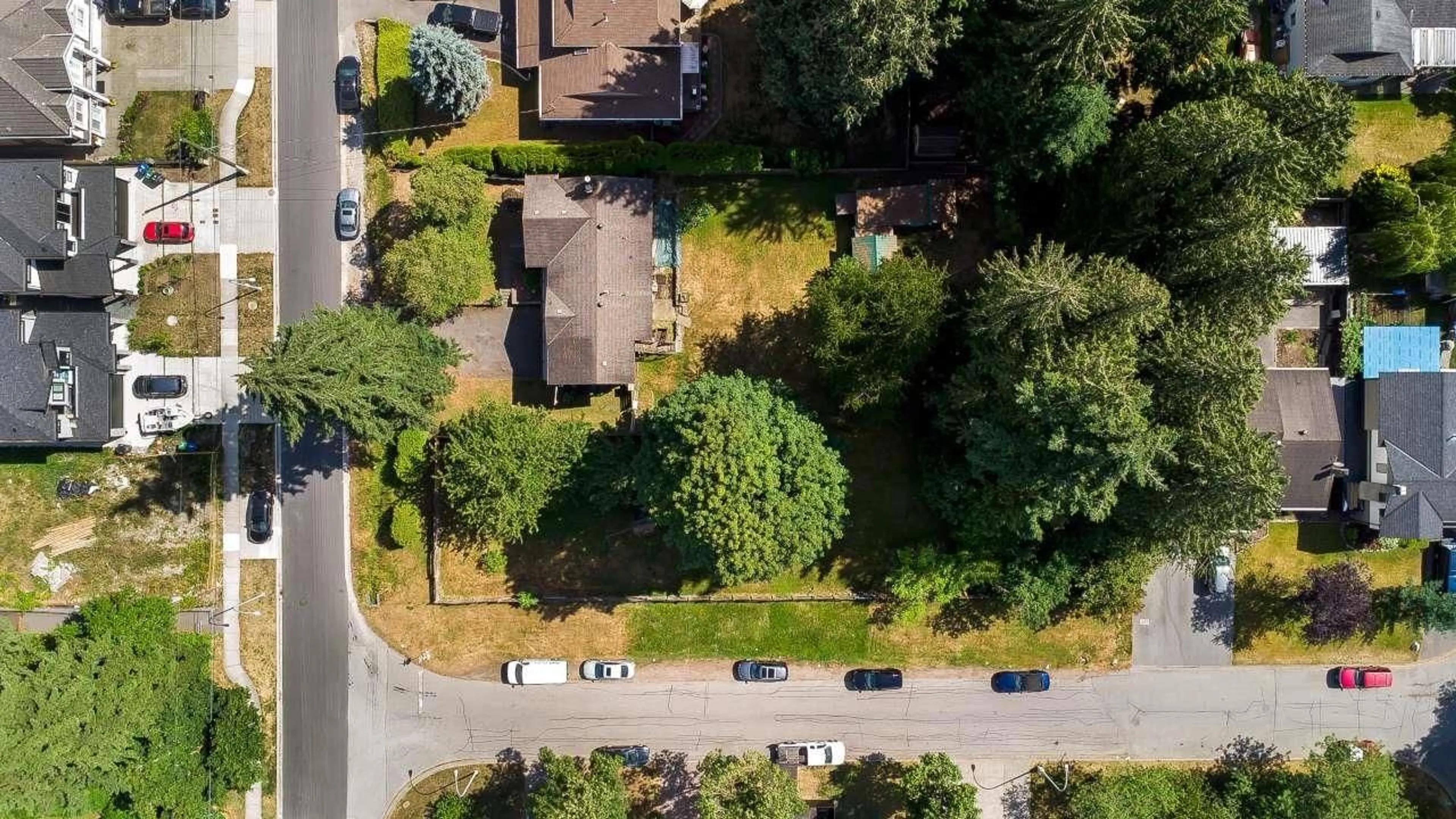 A pic from outside/outdoor area/front of a property/back of a property/a pic from drone, street for 9385 125 STREET, Surrey British Columbia V3V4X5