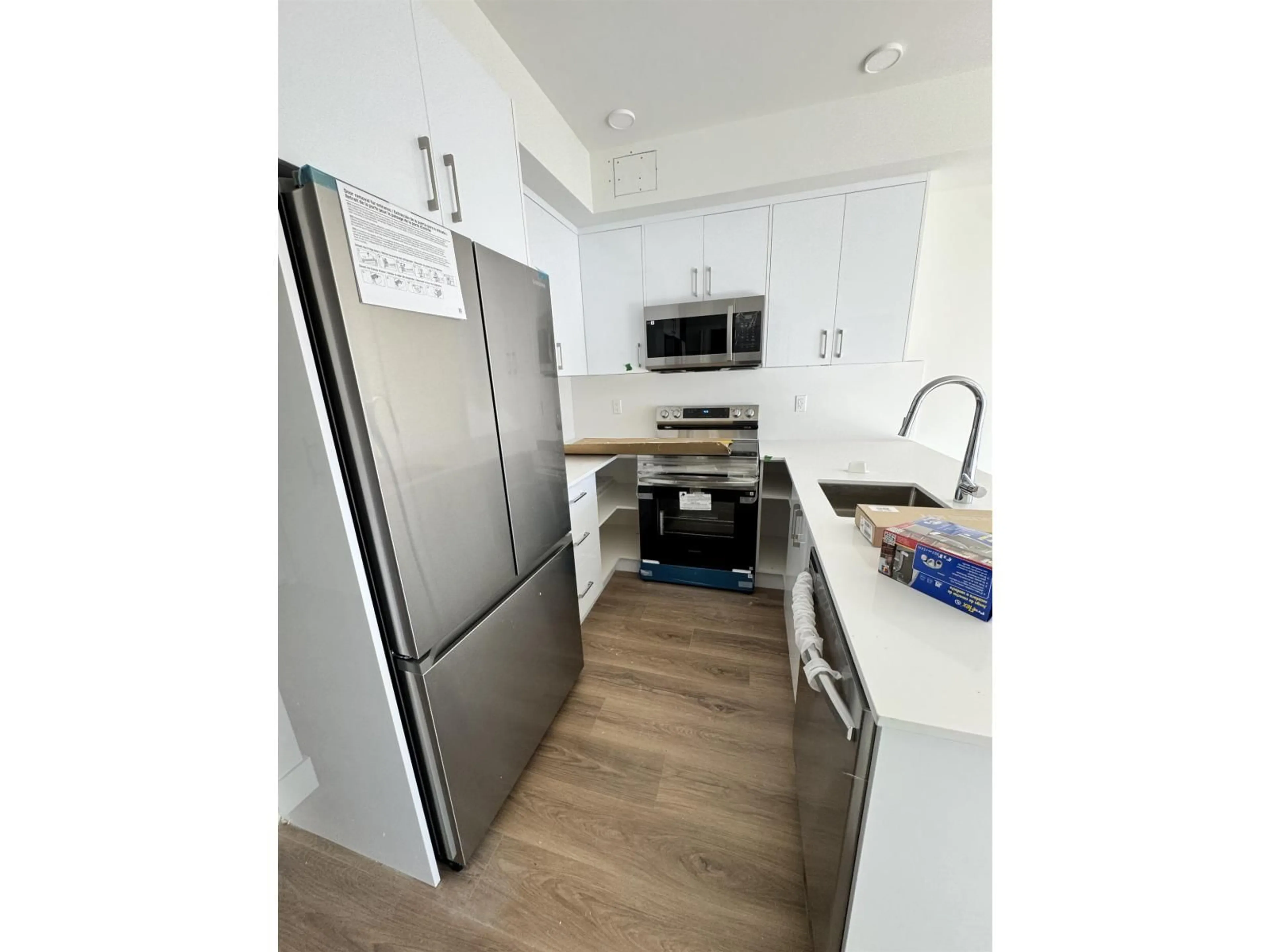 Standard kitchen, wood/laminate floor for 305 - 15739 FRASER HIGHWAY, Surrey British Columbia V4N6Y4