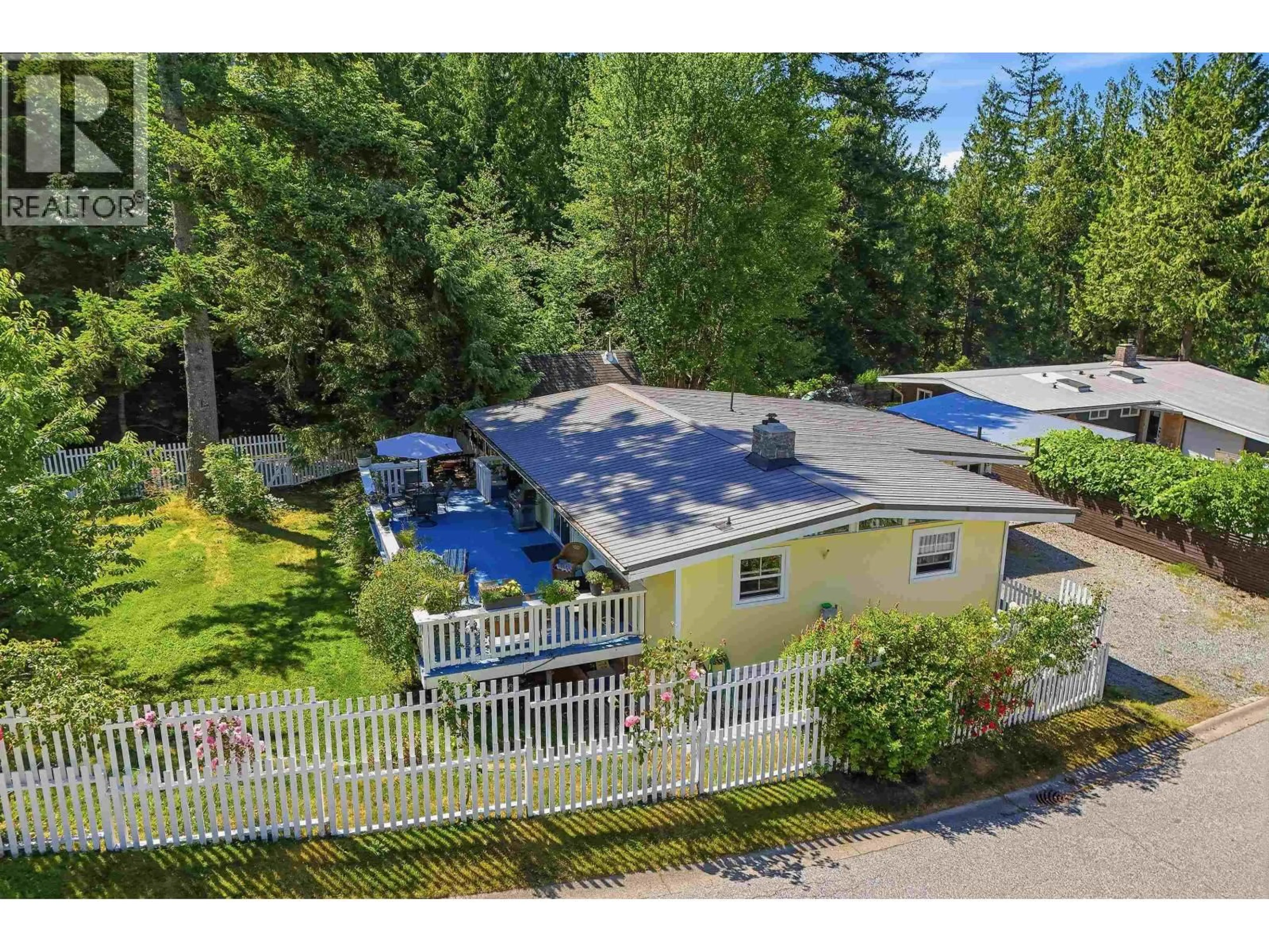 A pic from outside/outdoor area/front of a property/back of a property/a pic from drone, unknown for 868 UPPER CRESCENT, Britannia Beach British Columbia V8B1J2