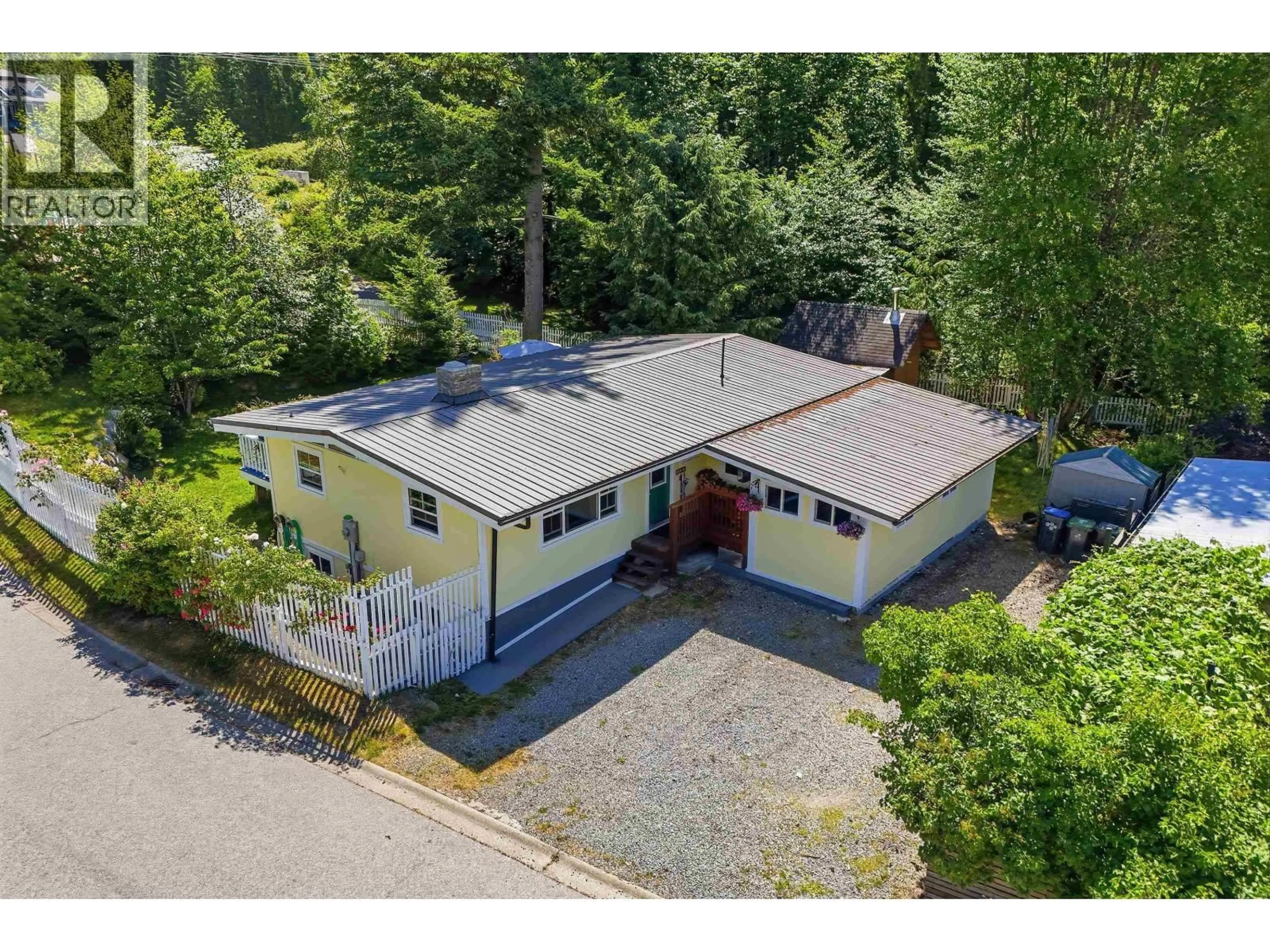 A pic from outside/outdoor area/front of a property/back of a property/a pic from drone, street for 868 UPPER CRESCENT, Britannia Beach British Columbia V8B1J2