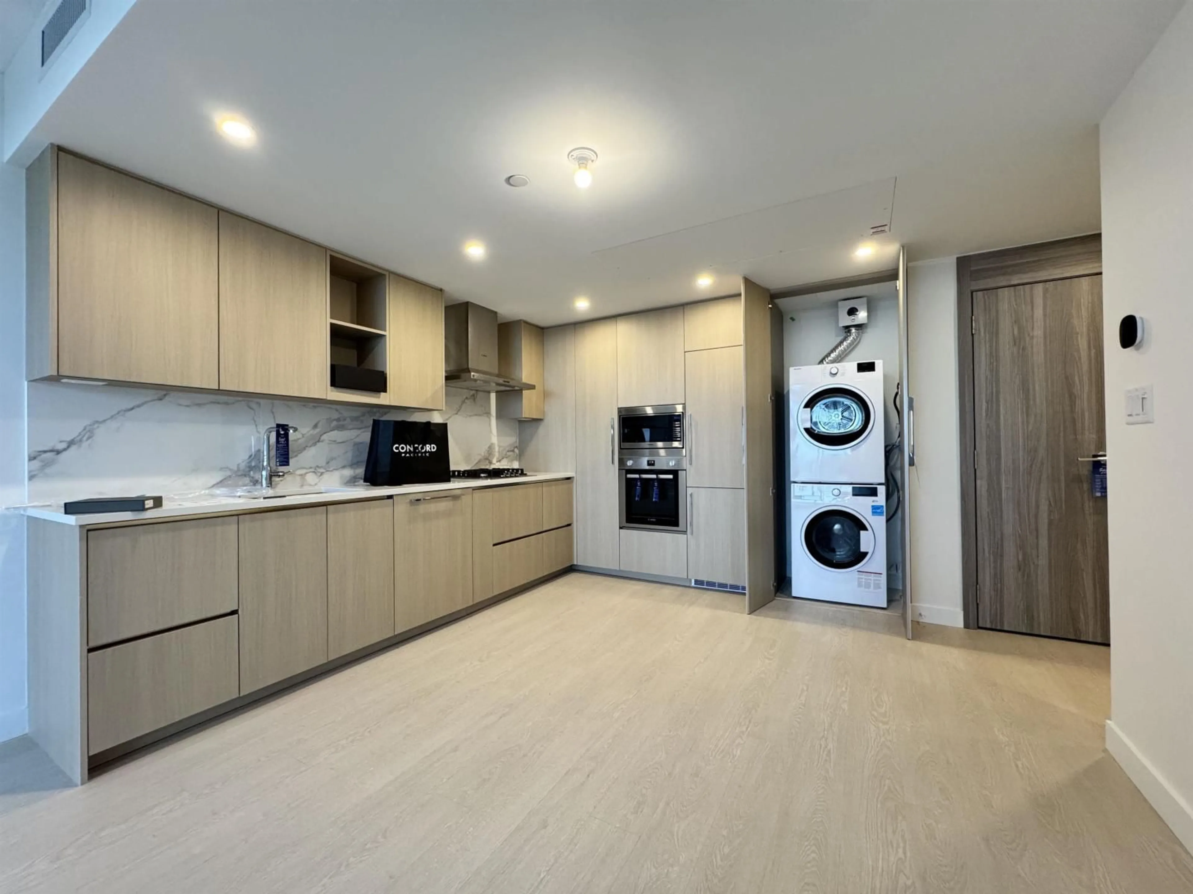 Kitchen with laundary machines, unknown for 1805 - 13778 100 AVENUE, Surrey British Columbia V3T0V3