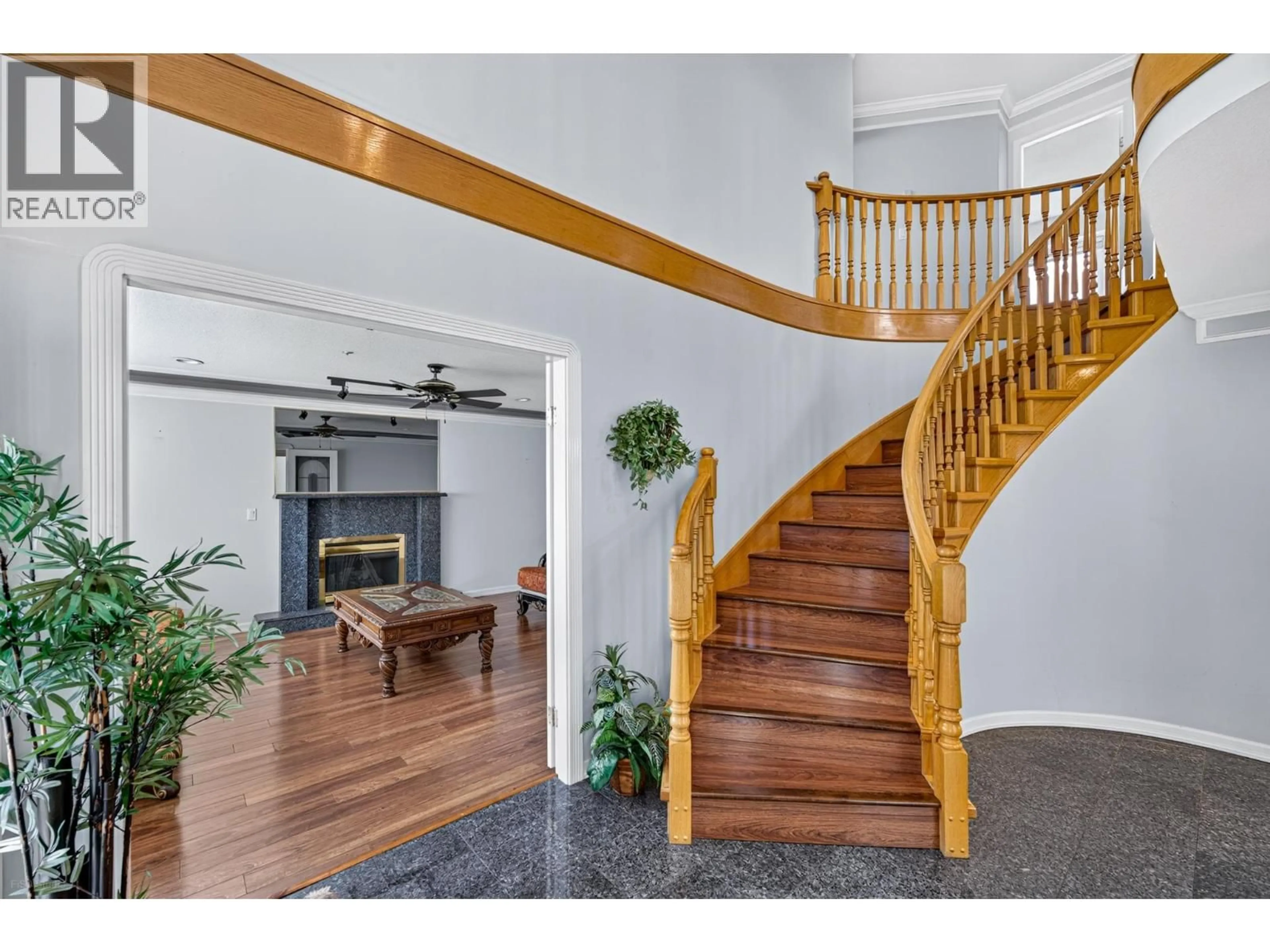 Indoor foyer for 1033 39TH AVENUE, Vancouver British Columbia V5W1K9