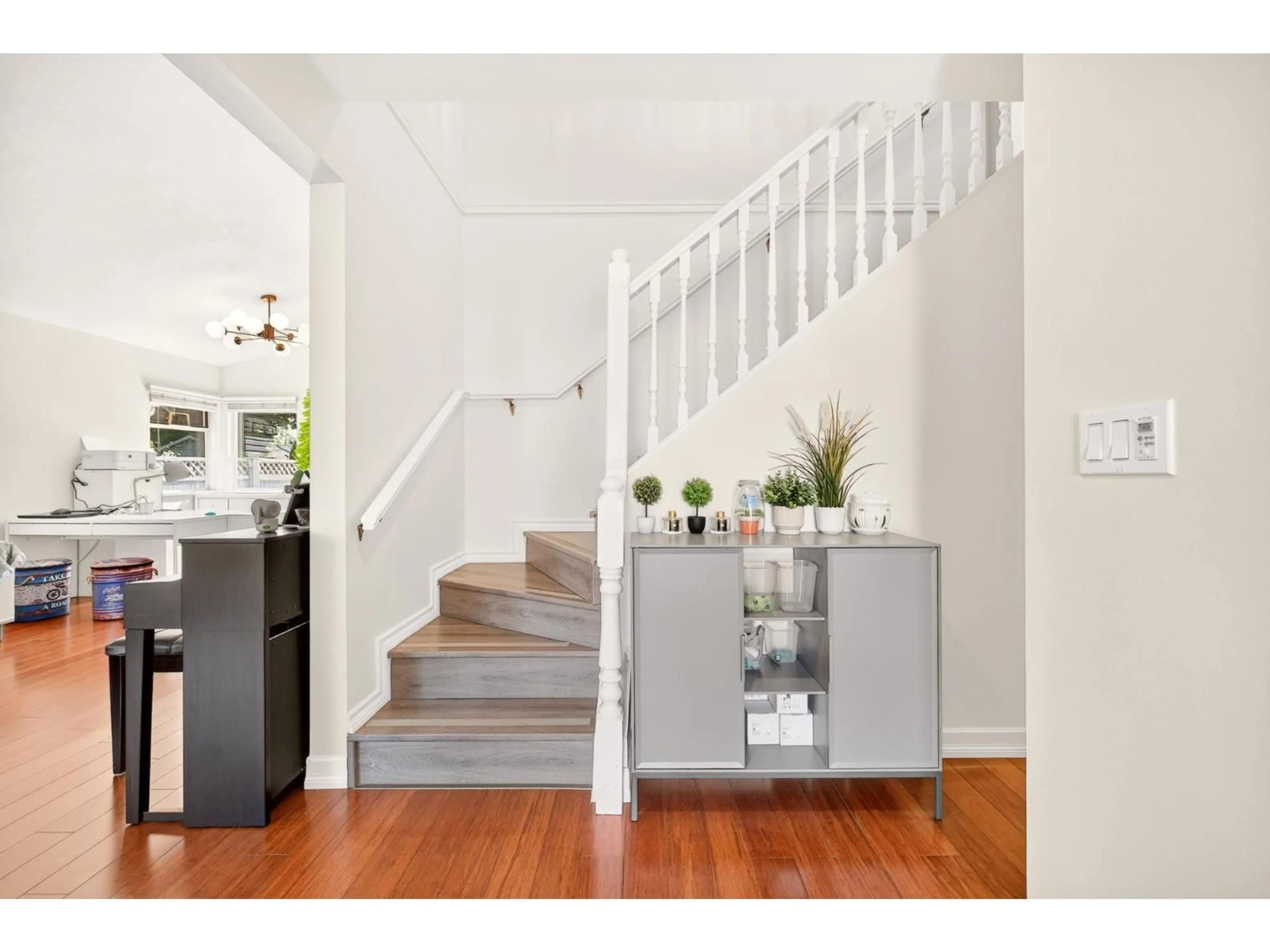 Indoor entryway for 8960 157 STREET, Surrey British Columbia V4N2Y5