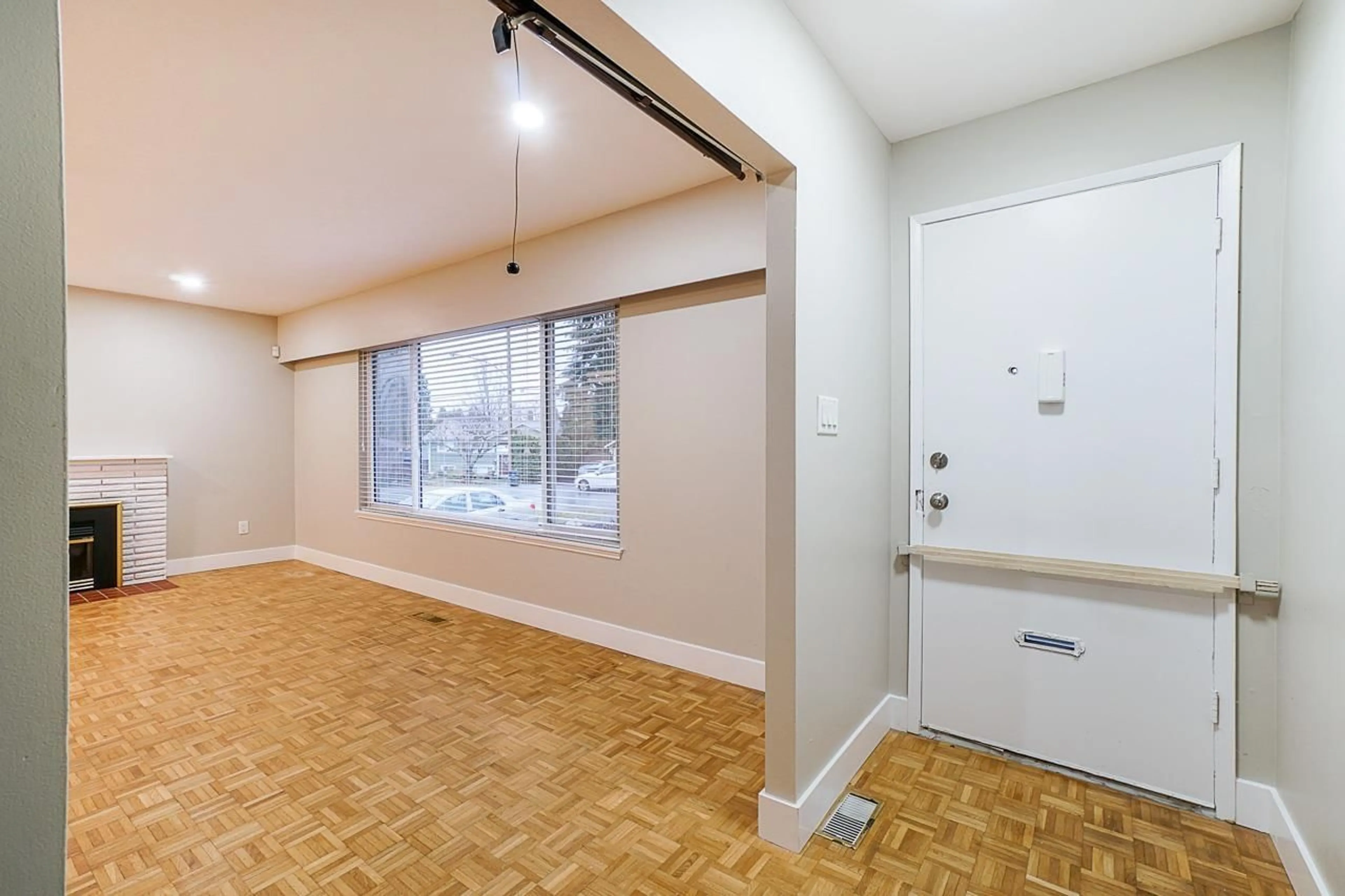 Indoor entryway for 15144 CANARY DRIVE, Surrey British Columbia V3R4V5