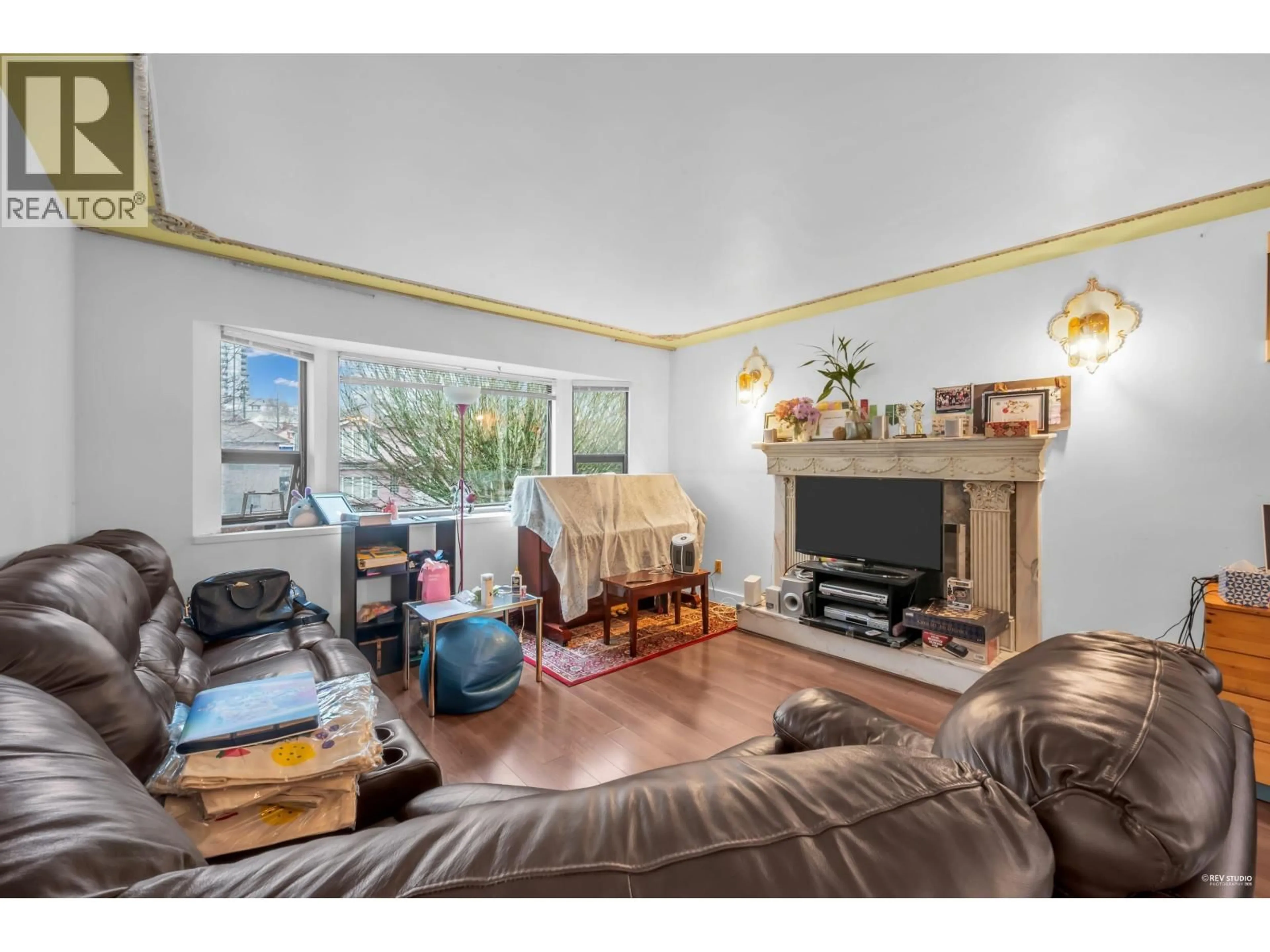 Living room with furniture, wood/laminate floor for 3334 ARCHIMEDES STREET, Vancouver British Columbia V5R4W3